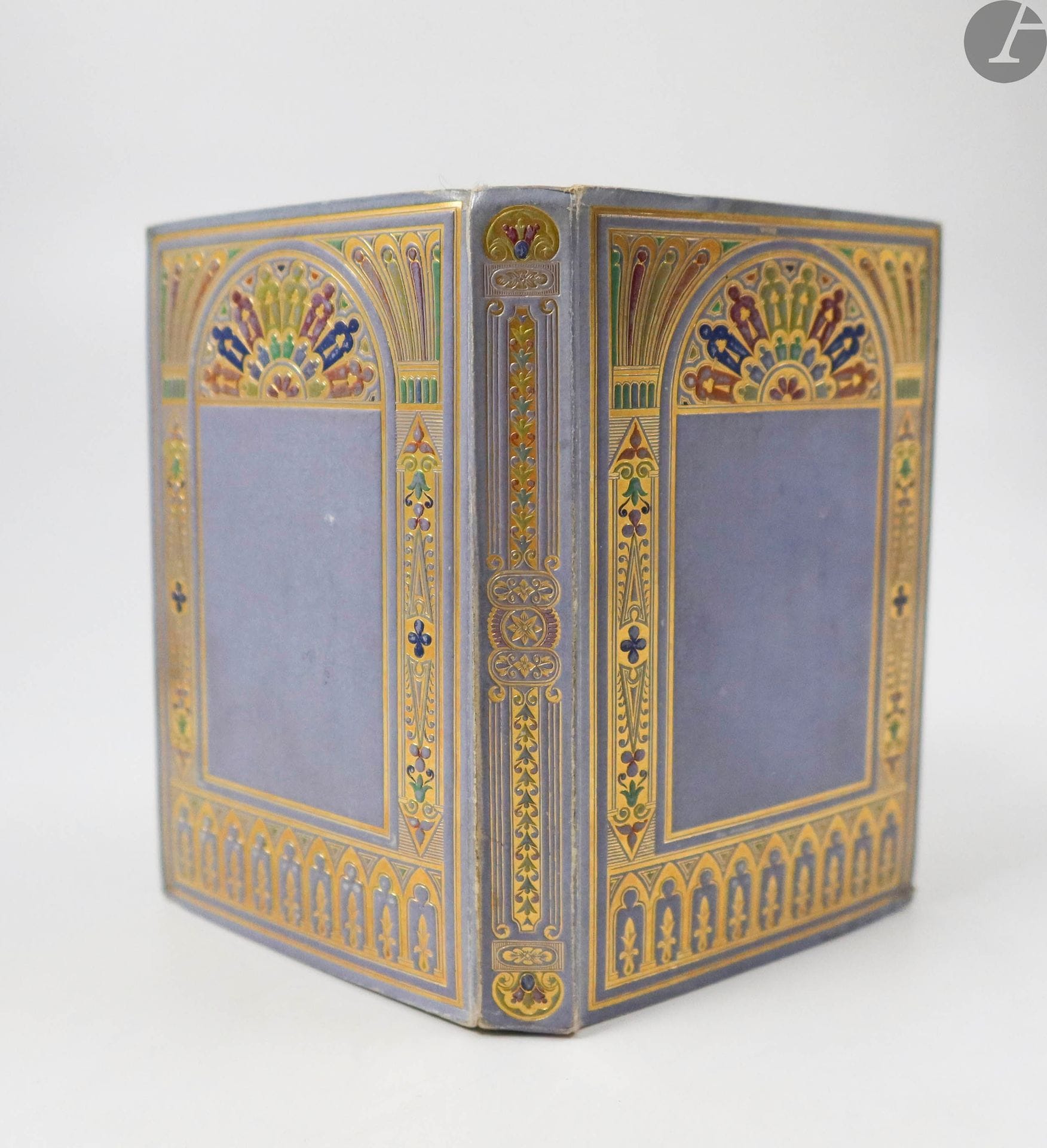 MALO (Charles).
Voyage pittoresque de Paris au Havre sur les Rives de la Seine.
Paris : Louis Janet, [1828]. — In-18, cartonnage papier mauve orné sur les plats d'un encadrement à la cathédrale doré et peint, dos lisse orné, tranches dorées, étui en papier mauve assorti (cartonnage de l'éditeur).

Édition originale annoncée dans la « Bibliographie de la France » du 6 décembre 1828. Elle est illustrée d'un titre gravé et de 10 charmantes planches en couleurs.

Agréable exemplaire dans son cartonnage d'éditeur doré et peint, complet de l'étui.
Quelques minimes défauts d'usage. Manque un bord de l'étui (conservé dans l'ouvrage).