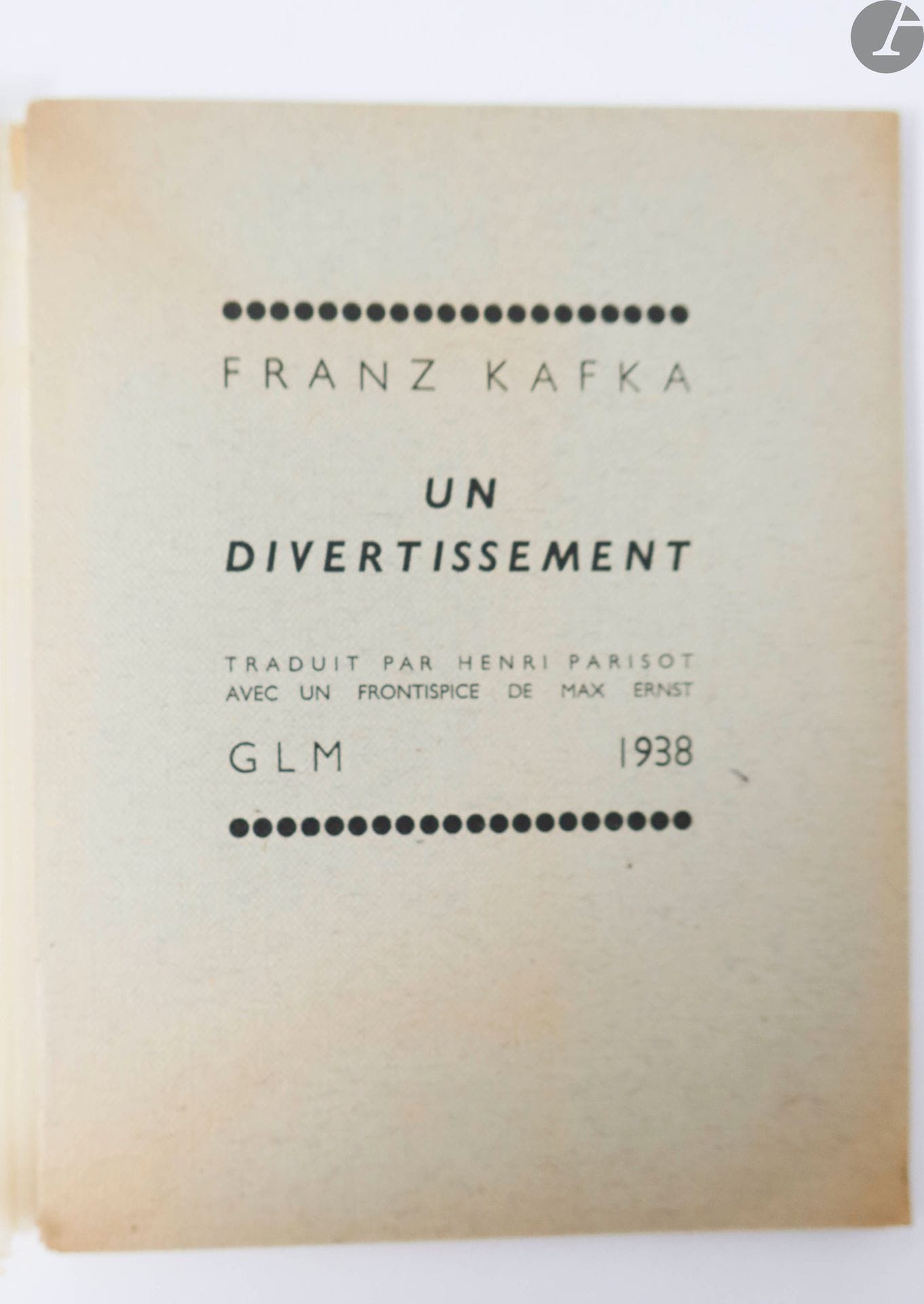 KAFKA (Franz).
Un divertissement. Traduit par Henri Parisot.
Paris : GLM, 1938. — In-16, broché.

Édition originale de la traduction française, illustrée d'un frontispice de Max Ernst.

UN DES 30 EXEMPLAIRES SUR ARCHES, second papier après 15 exemplaires sur japon impérial.

Déchirure en haut du dos. Brunissures au premier et au dernier feuillets.