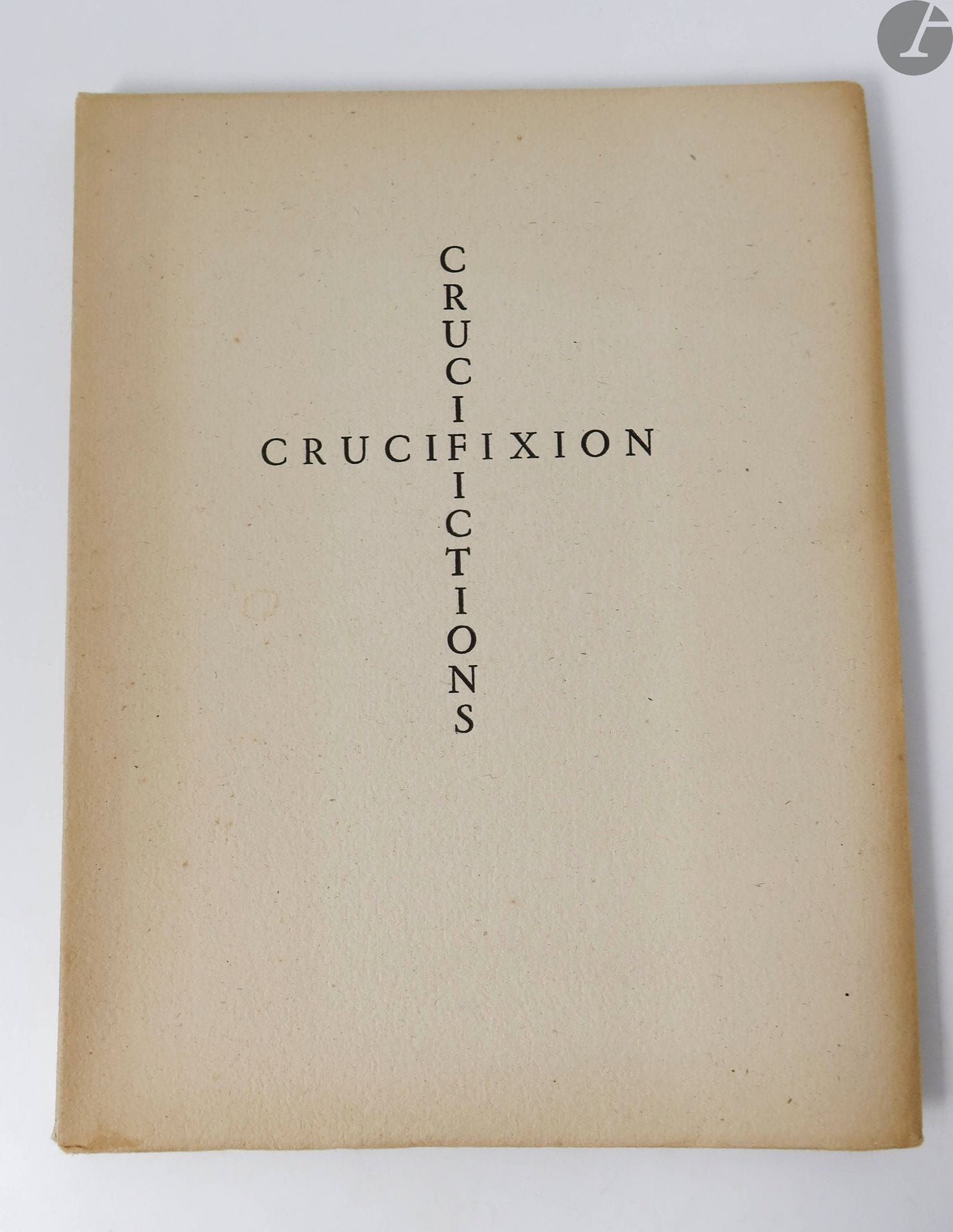 [BETTENCOURT (Pierre)].
Cruci-fictions par un exégète normand.
[Saint-Maurice-d'Ételan : Institut national de recherche irrationnelle, 1959]. — In-4, broché, couverture rempliée.

Édition originale tirée à 80 exemplaires numérotés sur pur chiffon d'Arches. Elle est illustrée de la reproductions dans le texte et à pleine page d'œuvres de Dubuffet, Vertès, Goya, Gustave Doré, Tony Johannot, Trouvé, Picasso, Ingres et de l'auteur.

Dos et bords de la couverture très légèrement brunis.