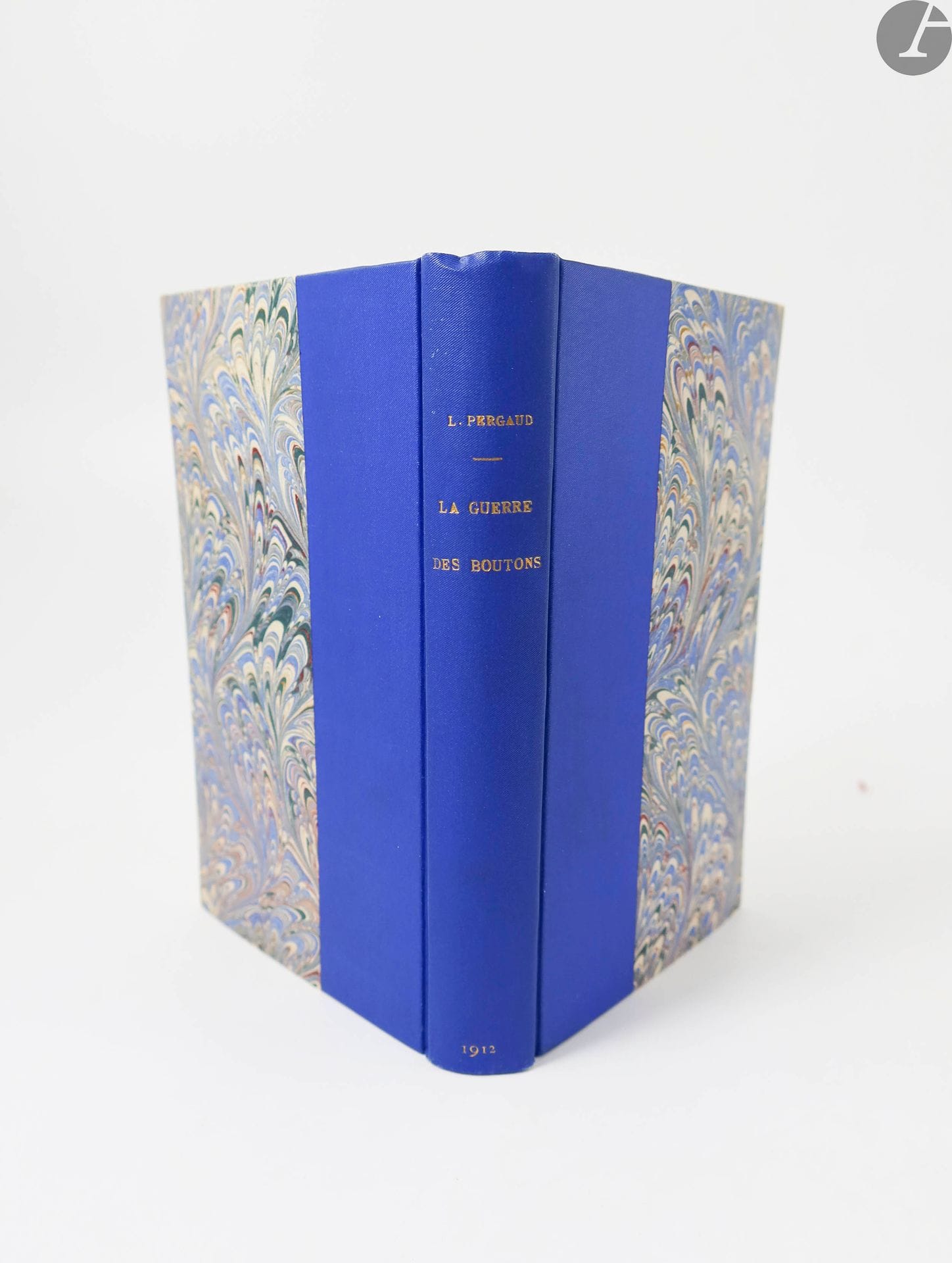 PERGAUD (Louis).
La Guerre des boutons. Roman de ma douzième année.
Paris : Mercure de France, 1912. — In-12, demi-percaline bleue à la bradel, dos lisse, non rogné, couverture et dos conservés (reliure de l'époque).

Édition originale de ce grand classique de la littérature française.

Exemplaire de première émission, sur papier d'édition, numéroté à la presse. Il est complet de l'extrait du catalogue de l'éditeur relié à la fin.