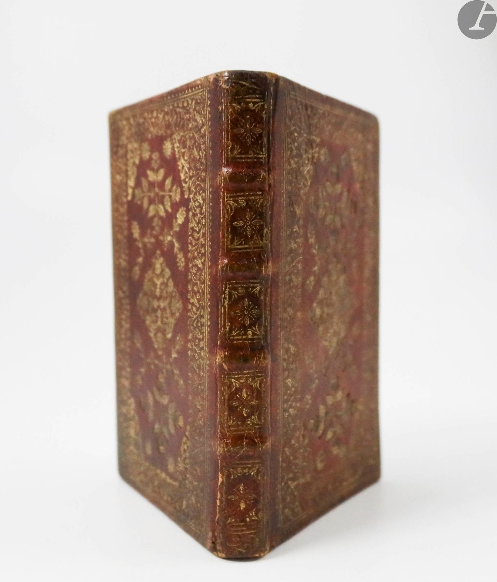 ANTOINE I (Roi du Portugal).
Les Pseaumes de D. Antoine roy de Portugal. Avec une dissertation préliminaire sur le vous & le tu en parlant à Dieu.
La Haye : Abraham Troyel, 1691. — In-12, maroquin rouge, plats ornés d'un encadrement composé de filets dorés et d'une large roulette à motifs de pampres et d'oiseaux, motif de volutes dorées aux angles, composition centrale faite d'une répétition de fers de fleurs et de chardons disposés en croix symétriquement, associés à des soleils aux extrémités et d'autres motifs de fleurs entre deux, dos à nerfs orné (reliure de l'époque).

Nouvelle édition de la traduction faite par Du Ryer des 7 psaumes d'Antoine I roi du Portugal (1531-1595), dédiée à Adrien baron de Gent.

Elle fut publiée par Jean Rou (1638-1711), homme de lettres et secrétaire-interprète des États-Généraux de Hollande, qui pour l'occasion ajouta une Dissertation sur le vous et le tu en parlant de Dieu qui paraît ici pour la première fois.

Cette traduction de Du Ryer était fort répandue à l'époque et était destinée à l'usage des protestants.

Très bel exemplaire dans une riche reliure décorée de l'époque.
Quelques minimes frottements d'usage, or noirci par endroits, sans gravité. Rousseurs éparses. On trouve cette note moderne sur la troisième garde blanche : « sorte d'examen de conscience ou plutôt de confession qui nous paraît une satyre virulente ».