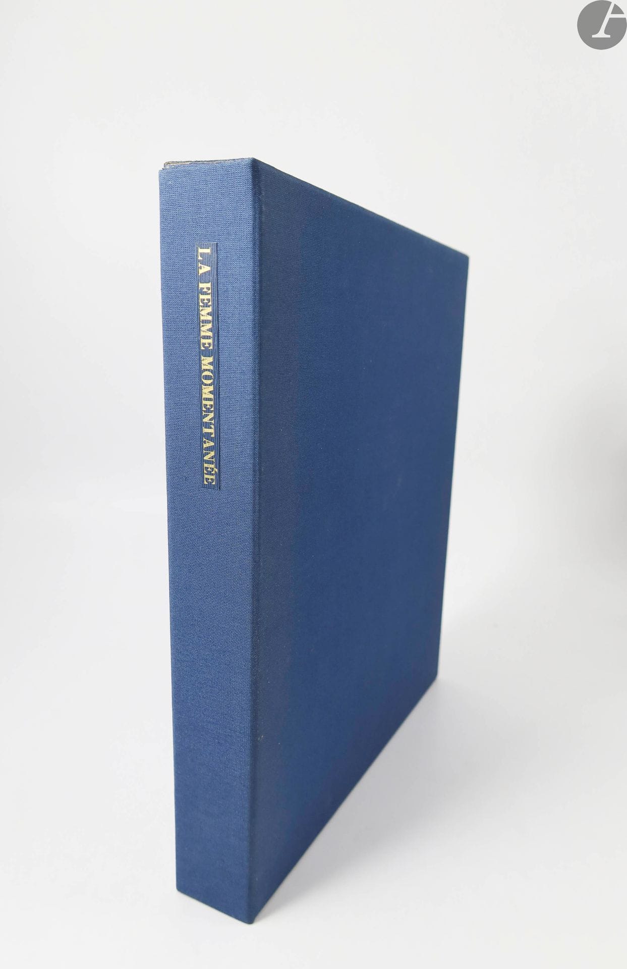 SIMON (Jackie) - SILBERMANN (Jean-Claude).
La Femme momentanée.
S.l., [1992]. — Grand in-8, en feuilles, couverture rempliée, emboîtage de l'éditeur.

Édition originale tirée à 360 exemplaires, illustrée de 24 compositions en noir de l'artiste et poète Jean-Claude Silbermann (né en 1935). Les cahiers sont répartis dans douze chemise imprimées ou illustrées.

UN DES 60 PREMIERS EXEMPLAIRES SUR ARCHES BLANC ET SUR BIBLE IVOIRE, signés par l'auteur et l'illustrateur à la justification, dans un emboîtage réalisé par Gasse à Sannois, contenant une marqueterie de Jean-Claude Silbermann.

Deux feuillets sont en doubles.