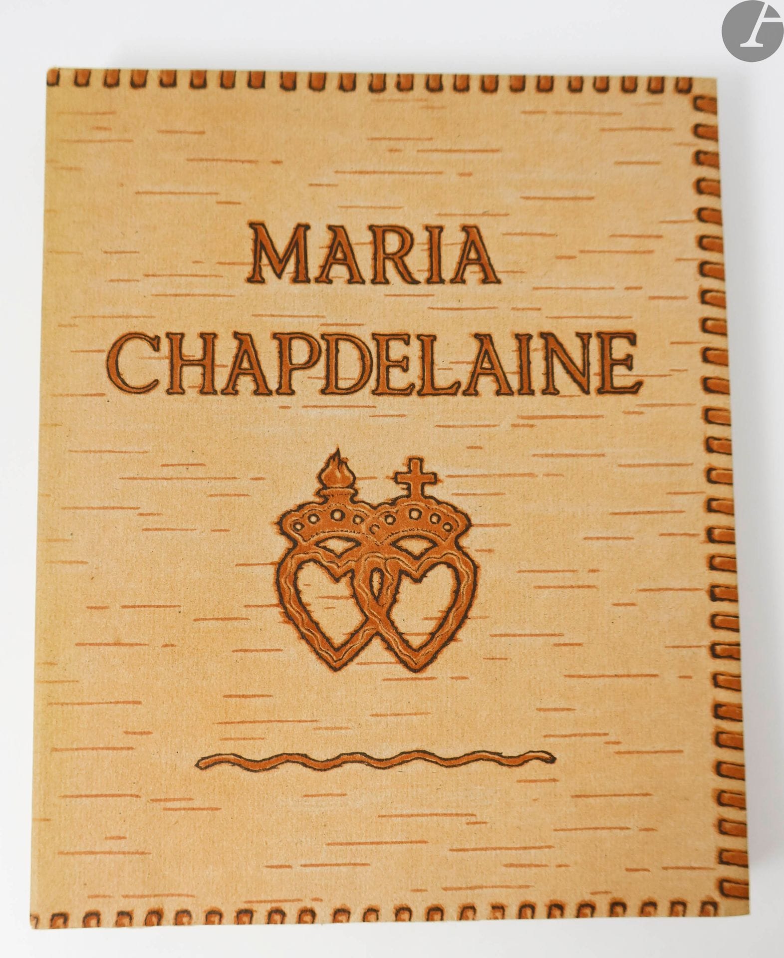 HÉMON (Louis).
Maria Chapdelaine.
Paris : Éditions Mornay, 1933. — In-8, broché, couverture rempliée.

L’une des plus belles éditions illustrées de ce célèbre roman écrit au Québec en 1913 par l’écrivain Louis Hémon, ornée de 55 compositions en couleurs, dont une sur le titre et un cul-de-lampe, de l’artiste québécois Clarence Gagnon (1881-1942) qui consacra 3 années à son élaboration.

Exemplaire hors commerce numéroté sur papier blanc de Rives à la forme, spécialement imprimé pour monsieur Fascholin, très bien conservé.

Dos passé.