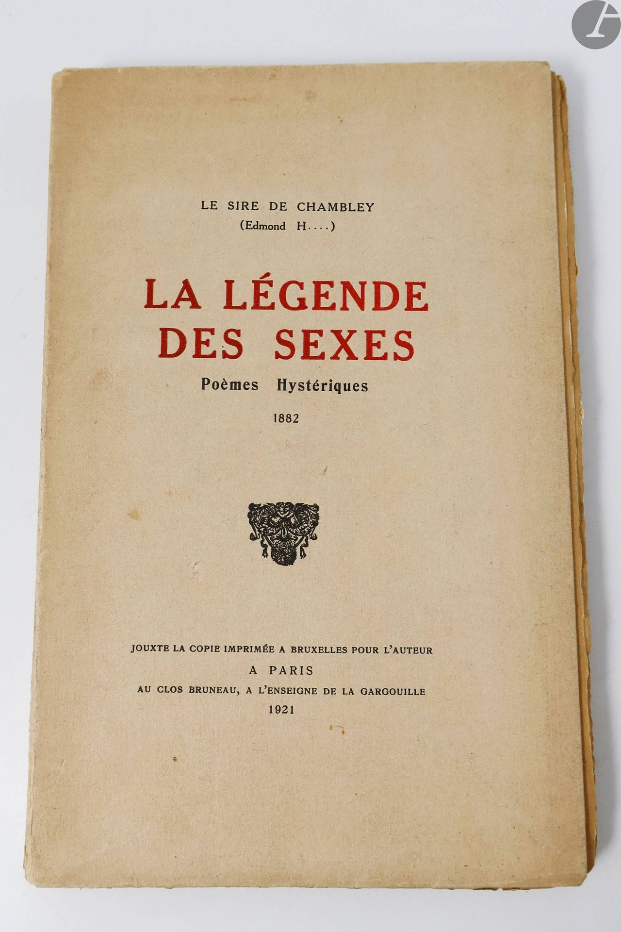 [CURIOSA] - HARAUCOURT (Edmond).
La Légende des sexes. Poèmes Hystériques. 1882.
Jouxte la copie imprimée à Bruxelles pour l'auteur, à Paris : Au clos Bruneau, 1921. — In-8, broché, couverture rempliée. 

Dutel 1839*.

Belle édition tirée à 303 exemplaires, illustrée d'un frontispice libre d'après une gravure de Félicien ROPS. Un des 300 sur vergé d'Arches.

EXEMPLAIRE UNIQUE, enrichi de 25 aquarelles originales en couleurs de l'époque, non signées, de très belles factures, figurant dans les marges ou à pleine page et représentant des sujets humoristiques et souvent érotiques.

L'exemplaire est également enrichi d'un portrait original de Haraucourt à l'encre de Chine, daté de 1930 et signé du dessinateur et caricaturiste Georges Villa (1883-1965), l'une des figures de Montmartre du temps des années folles, ainsi que d'un portrait gravé à l'eau-forte de l'auteur par F. Desmoulin, sur papier japon, et d'une suite de 6 des 13 figures libres d'André Collot pour l'édition de 1935 de « Séduction », tirée en noir sur vélin d'Arches avec remarques.

Exemplaire bien conservé, malgré quelques salissures à la couverture. On joint parfois à cette édition 12 eaux-fortes libres de Martin Van Maele, qui ne figurent pas ici.