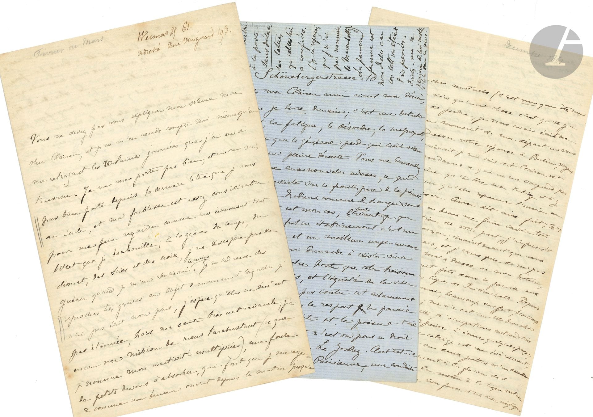 Cosima WAGNER. 3 L.A.S. « Cosi » (la dernière d’un paraphe), Weimar et Berlin [février-décembre 1861], à son « cher Clairon » [sa demi-sœur Claire de Charnacé] ; 4 pages in-8 chaque remplies d’une petite écriture, une enveloppe.

   Très belles lettres sur les représentations parisiennes de Tannhäuser de Wagner, et sur sa fille Daniela von Bülow.
[Weimar 25 février]. Elle explique son silence par sa mauvaise santé : « ma faiblesse est assez considérable pour me faire regarder comme un événement tout billet que je barbouille, à la grâce du temps, du climat, des scies et des croix, je ne désespère pas de guérir quand je m’en soucierai le moins. Je m’adresse des reproches très graves au sujet de maman à laquelle je n’ai pas écrit non plus […] Le Baronnet [Bülow] est à Paris pour pousser le Tannhäuser son vieil ami de 13 ans ; vous ouïrez une autre exécution de cette œuvre révolutionnaire que celle de Berlin ; car le Baronnet m’écrit que tout est magnifique, solistes, chœurs, orchestre ; joignez à cela que le maëstro [Wagner] a retravaillé la Vénus, que les décors sont en harmonie avec le reste, et que les costumes sont splendides, et je ne vois pas que vous ayez lieu d’être mécontente de l’expression que Badinguet donne à la protection qu’il accorde à un illustre étranger. Ah si nos monarques (tous les 35 ensemble) faisait l’équivalent ! »… Elle raille la vie politique prussienne : la Chambre « C’est un peu la cour du roi Pétaud et à force de s’expliquer on ne s’entend plus du tout. […]En haut, on ne sait trop sur quel pied danser, le roi proteste de sa non-démocratie et lutte contre les hobereaux, ceux-ci furieux jurent de se venger sur le parti libéral, les Juifs toujours plus nombreux et plus puissants se faufilent partout et glissent sur les insultes pour améliorer leur situation et avancer les affaires, le bourgeois ne conçoit trop rien à tout cela mais reste passif, et la démocratie se demande si elle a à se faire gouvernementale ; ministérielle, ou à continuer son opposition comme sous le feu roi. C’est donc une anarchie complète, ou plutôt un entier méli-mélo, d’où sortira suivant ma conviction un meilleur ordre de choses ; l’état bureaucratique et quelque peu féodal cédera devant des institutions plus libérales et n’en déplaise à mon Baronnet rouge, la Prusse a beaucoup d’avenir »…. Elle évoque le monument de Luther par le scupteur Rietschel, qui vient de mourir ; son propre article dans la Revue germanique à propos de Frédéric-Guillaume IV… « Maman me dit dans sa dernière lettre qu’elle compte se réinstaller à Paris ; je vous avoue que j’en suis charmée ; je crois qu’elle a besoin de distractions et du mouvement intellectuel, tel qu’il ne se trouve que dans ce grand centre de l’impossible, du détestable, et de l’extraordinaire, et maintenant qu’elle est remise je me figure qu’un peu du monde qu’il lui est aisé de voir la maintiendra in good spirits »…
[Berlin vers le 26 mars]. Elle est en plein déménagement et donne sa nouvelle adresse : « Schönebergerstrasse 10. […] le seul avantage que je retire de mon futur établissement c’est une diminution de frais et un meilleur emplacement pour le marmot [Daniela, née le 12 octobre 1860] qui demande à exister sinon encore à vivre. Quelle honte que cette troisième représentation de Paris [Tannhäuser de Wagner], et l’équité de la ville ne se soulève-t-elle pas contre cet acharnement inconcevable et brutal ; le respect pour la pensée pour l’art, pour le poëte et la poësie a-t-il disparu totalement, et n’est-on plus en droit d’attendre une réaction. Le Jockey Club est-il l’organe de la société parisienne ; une conduite de polissons est-elle la seule réponse à la parole de l’artiste qui n’amuse point ; ces sifflets qui s’adressent non à une œuvre mais à une idée ; non à un homme et à une tendance, mais à tout un ordre de choses, ces sifflets sont-ils la voix de ce grand Paris qui a conçu, engendré, réussi et adopté tant de magnificences ? J’apprends à l’instant que les costumes du Tannhäuser vont être mis au service de Robert [Robert le Diable de Meyerbeer] c’est bien la clôture de cette tragédie dérisoire, et vive Israël ! Un de ses enfants a beau être mis à la conciergerie [le banquier Mirès] il s’en trouve toujours assez pour le venger et triompher. Vive l’art à lingots, vive l’enthousiasme payé, les succès de réclame, et les convictions de claque, vive les concessions et les parjures, vive l’abaissement et la gloriole, vive la musique et la guinguette, vive le drame et les filles, vive le carnaval et la honte. Et ne croyez pas que je méconnaisse de Meyerbeer l’immense talent qui effleure le génie, mais où nous a-t-il mené avec des manigances indignes de lui, ce Louis-Philippe de l’art ? Au servage de l’artiste, et sous quel seigneur ? Sous ce public dont l’imbécillité constante prend toutes les formes comme Protée et toutes les nuances comme le caméléon. C’est un beau spectacle que Paris vient de donner au monde, que celui du rire et de l’insulte pr