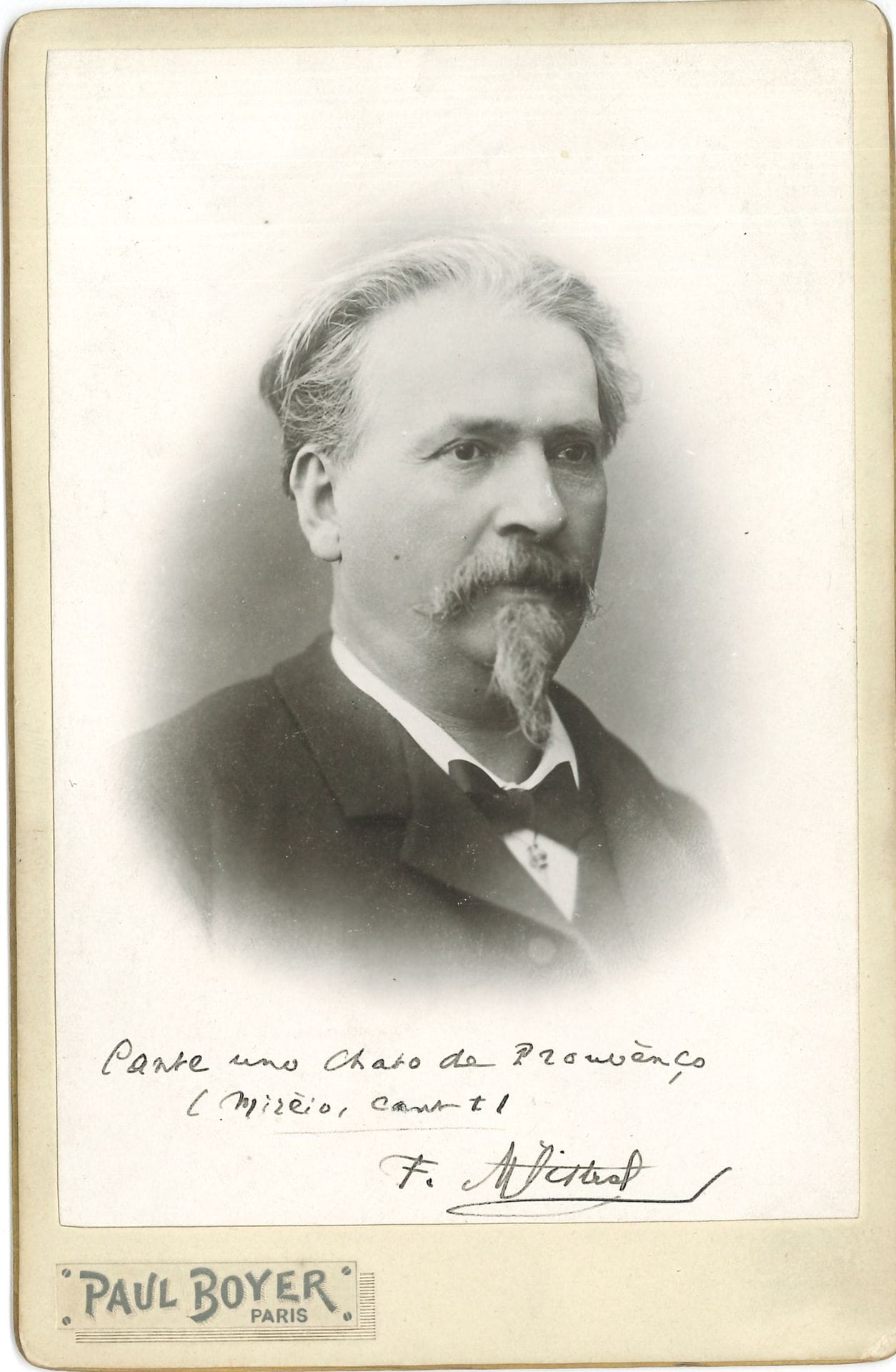 Frédéric MISTRAL (1830-1914). Photographie avec P.A.S. ; photo par Paul Boyer montée sur carte à la marque du photographe 16,5 x 10,5 cm.

   Belle photographie en buste du poète avec cette citation de Mireille : « Canto uno chato de Prouvènço (Mirèio, cant II) F. Mistral ».
   
On joint 2 LA.S. par le Secrétaire général de la Ville de Dijon à Clément-Janin, 29 septembre 1876 (4 p. oblong in-12 et 1 p. in-8 à en-tête). Notes sur le mariage de Mistral, et la soirée donnée par les félibres Roumanille, Félix Gras, Aubanel, Mathieu, « une véritable séance académique, un concours poétique »…