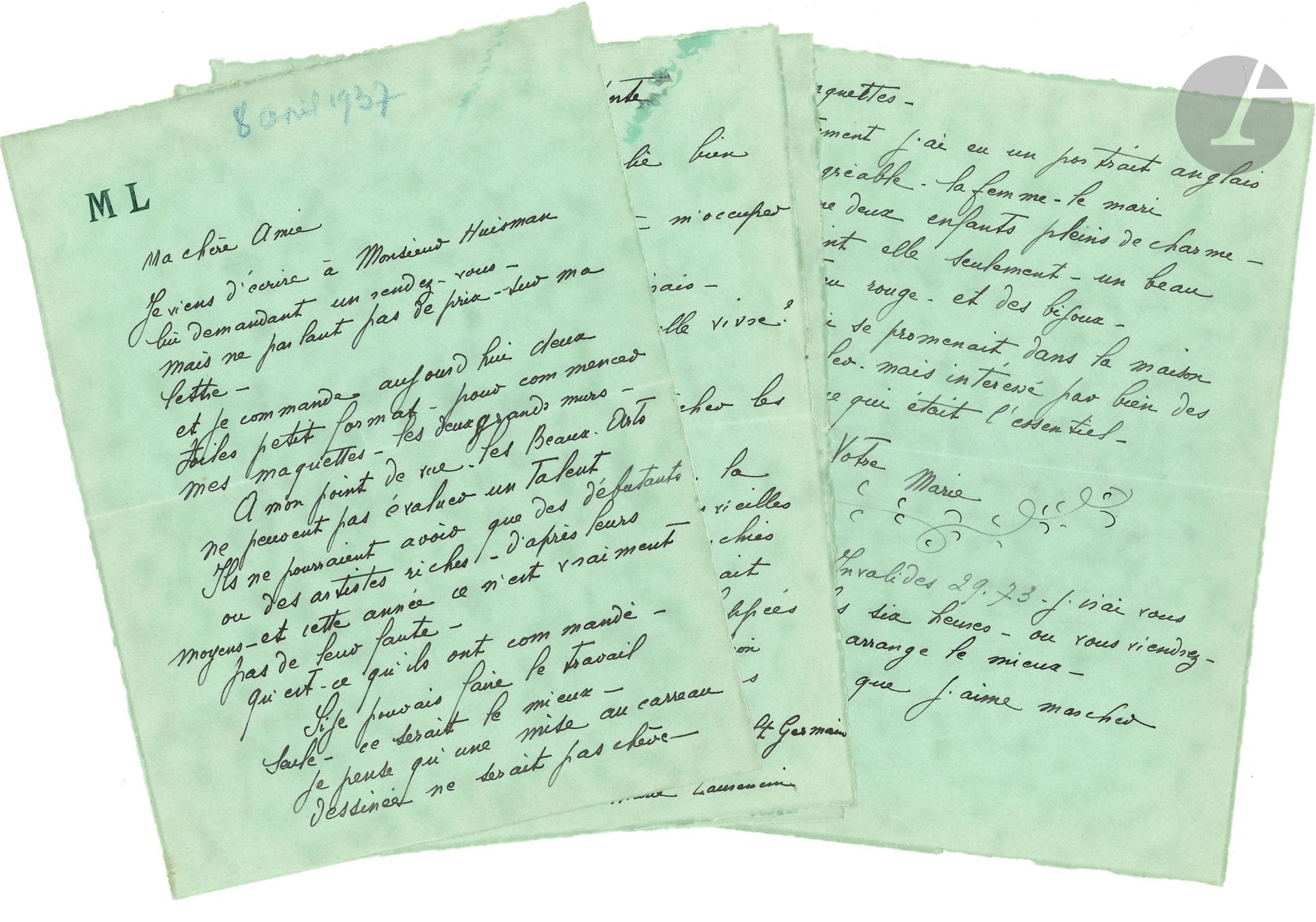 Marie LAURENCIN (1883-1956). 28 L.A.S., 1936-1939, à Mlle Marie-Thérèse Évrard ; 48 pages, la plupart in-8 sur papier vert à ses initiales.

   Intéressante correspondance à propos d’un projet de fresque dans une école. C’est en septembre 1936 à une réunion Soroptimiste que Marie Laurencin rencontre Mlle Évrard, enseignante au Lycée Camille-Sée, et très vite cette dernière lui propose de venir décorer une salle au sein de son établissement scolaire, ce qui pique la curiosité de la peintre : « Jusqu’ici, je n’ai fait que ce qu’on appelle de la peinture de chevalet et les grandes surfaces me sont inconnues », mais elle serait prête à se « jeter à l’eau ». Malgré les conditions physiques de ce travail, elle accepte « la décoration de la salle enfantine. […] je sais combien vous tenez à moi et la foi soulève des montagnes »… Les deux femmes deviennent vite amies. Décembre 1936. Elle se remémore leur promenade, « il n’y avait que des marchands de tableaux et comme une étoile rayonnante, le sublime Vuillard »… Elle commence à travailler sur le projet : « Je commence lentement à entrer dans les grands murs de la classe enfantine. C’est vous qui m’y poussez vêtue de votre robe blanche et avec ce profil perdu d’une douce fermeté. Fini enfin les expositions et leur côté si matériel »…
   Janvier 1937. « Voici l’histoire de ce petit portrait. La jeune fille a dix-huit ans, elle est rousse, toujours bien coiffée, charmante – elle m’appelle Tante Marie – sa mère est une vieille amie ». Ses parents ont perdu leur fortune, et ont eu « la malencontreuse idée de faire d’elle une danseuse » ; la jeune fille travaille maintenant dans des cabarets, cafés-concerts, etc. et perd sa fraîcheur, ce que déplore Marie Laurencin… Mars. Les peintres du Lycée Jules Ferry lui ont conseillé « de peindre à même les murs, ce qui était votre première idée ». Il faut encore discuter du prix, et bien s’organiser : « Là je serai entourée de vous, des professeurs, des élèves – à un quart d’heure à pied de chez moi – Fra Angelico n’avait pas mieux ». Elle ira voir l’échelle chez le marchand de couleurs et pense déjà aux maquettes à faire… 7 avril. Les Beaux-Arts lui proposent 20.000 francs pour cette fresque, on lui conseille d’en demander cinquante….  « Autrement j’ai eu un portrait anglais très agréable : la femme, le mari, les deux enfants pleins de charme. J’ai peint elle seulement – un beau manteau rouge et des bijoux »… Elle a commandé deux petites toiles pour les maquettes des deux grands murs, et préfèrerait faire le travail seule ; mais on ne lui propose pas assez : « Ce que c’est d’être une femme. Je n’ose vraiment pas demander cinquante mille francs. On accorderait trente mille ce serait possible »… ; il faudra mettre les maquettes au carreau ; elle pense demander à « la petite Chériane » de l’aider, mais il faudra la payer. 9 avril. Les Beaux-Arts lui ont acheté une grande toile « une femme couchée – à moitié faite pour 10.000 francs », comme ça elle peut accepter « les 20.000 francs pour votre école ». Il faudra bien préparer les murs … 15 avril. Elle n’est pas contente de son dimanche, elle a travaillé « avec la peinture – il y a cette affreuse sensation d’abîmer ce qu’on fait. Mais c’est plus fort que moi – j’ai toujours l’impression qu’il y a quelque chose qui cloche »… Mai. Elle veut donner rendez-vous au lycée au peintre qui s’occuperait de la « mise au carreau sur les murs » de ses maquettes... Elle a terminé la maquette du fond : « ronde d’enfants – petite maison à balcon et un cheval. Elle est presque faite à l’aquarelle mais pour les besoins de la cause il faut la refaire à la gouache »… Mai-juin. « Mes deux maquettes sont prêtes », elle attend de pouvoir les présenter pour accord, mais elle s’inquiète de l’état des murs à peindre : « ils sont peints à l’huile et aucune peinture ne peut prendre là-dessus qu’en faisant un galimatias qui nuirait bien à la fraîcheur Laurencine. J’ai bien l’intention de vous inonder de cette soi-disant fraîcheur »… Juillet-Août. Grandes vacances : elle lui raconte ses différents voyages : Angleterre, Châtel-Guyon, etc., mais s’étonne de ne pas avoir de nouvelles des représentants des Beaux-Arts pour sa fresque, et du peintre qui devait préparer les murs : « les hommes sont bizarres »… Mi-octobre. En Auvergne elle était entourée d’enfants, et a pu penser aux murs de la classe. Elle a montré sa maquette « à des amis qui aiment ce que je fais et s’y connaissent. Ils m’ont dit “Marie ce sera affreux agrandi”, et je sentais que, comme vous, ils avaient raison. Donc mon amie, il est impossible d’agrandir quoi que ce soit de mes maquettes […] et l’exécution entière par moi est absolument impossible aussi. Le panneau du palais de l’enseignement deux mètres sur deux mètres m’a fatiguée. Je ne pouvais pas rester debout et peindre plus d’une demi-heure. […] je me déclare trop fatiguée pour ce genre de travail. Les horreurs de l’exposition s’en iront mais pour vos murs […] ce sera pour toujours. Et