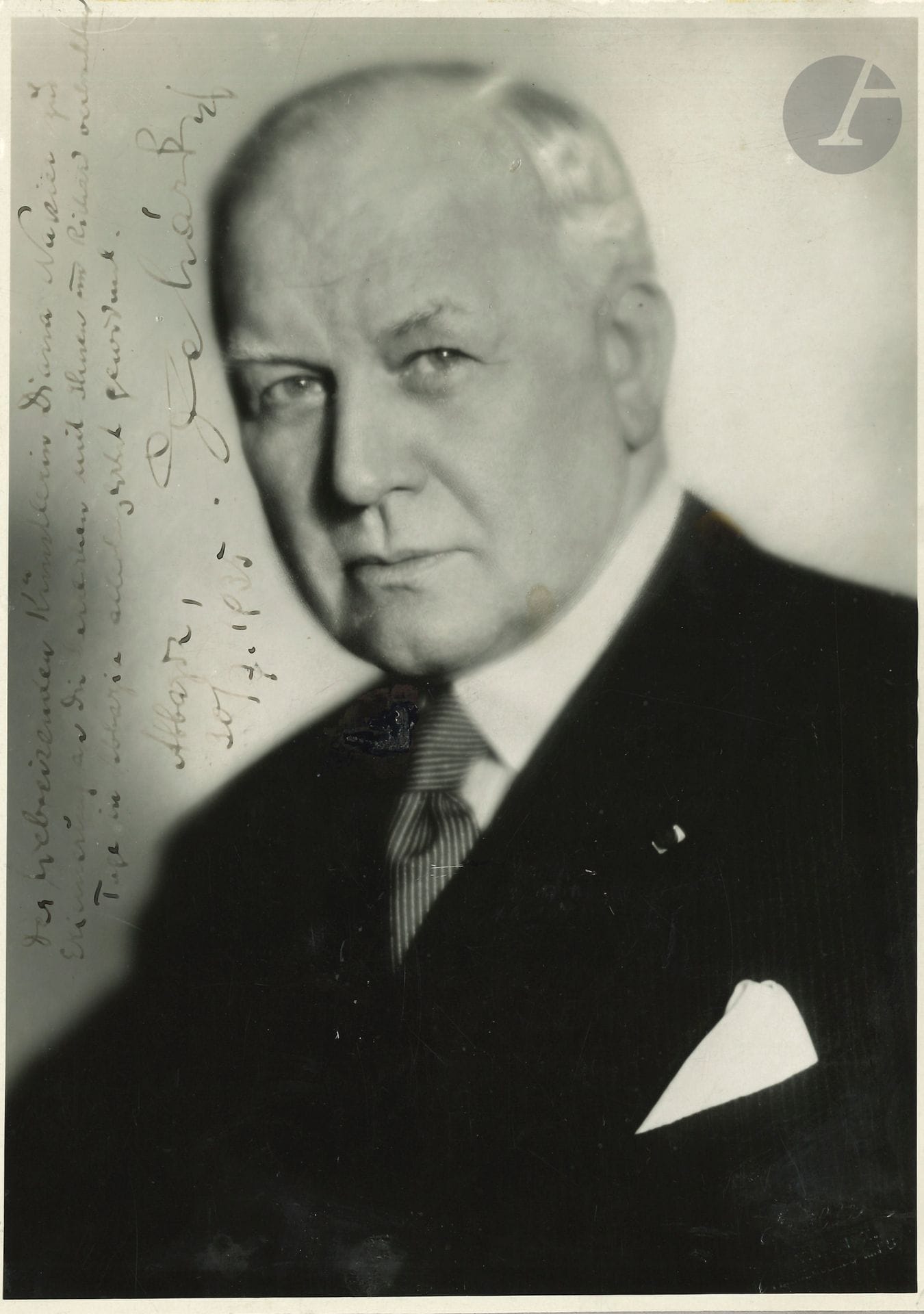 Franz LEHÁR (1870-1948). Photographie avec dédicace autographe signée, et L.S., 1935-1943.

   Wien 18 juin 1943 (1 p. in-4 en français à en-tête de Glocken-Verlag), à Carlo Lombardo au Théatre Verdi à Parme. « Il m’est impossible de faire une nouvelle affaire avec toi avant que l’affaire Gigolette ne soit liquidée en bonne et due forme »…
   Beau portrait photographique (par Zimbler, Wien), en buste , avec dédicace en allemand (un peu pâlie), à l’« adorable » actrice anglaise Diana Napier, épouse de Richard Tauber, pour commémorer les belles journées passées avec elle  et Richard (Tauber) à Abbazia, 30 juillet 1935 (23 x 16,5 cm). 
   
On joint une photographie de F. Lehár, au milieu des musiciens d’un orchestre (Munich juillet 1907, comme l’indique une annotation ; oblong in-4, pliure).
