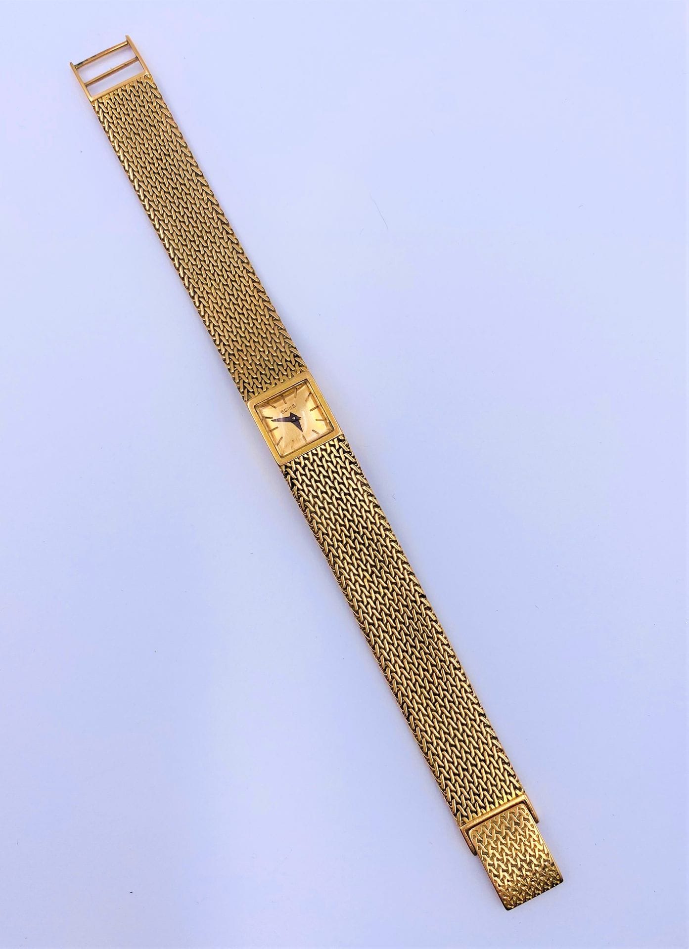 Ladies' watch in 18K (750) gold, square dial, 18K gold band. Gross weight: 45.4 g (movement to be revised, winding mechanism missing)