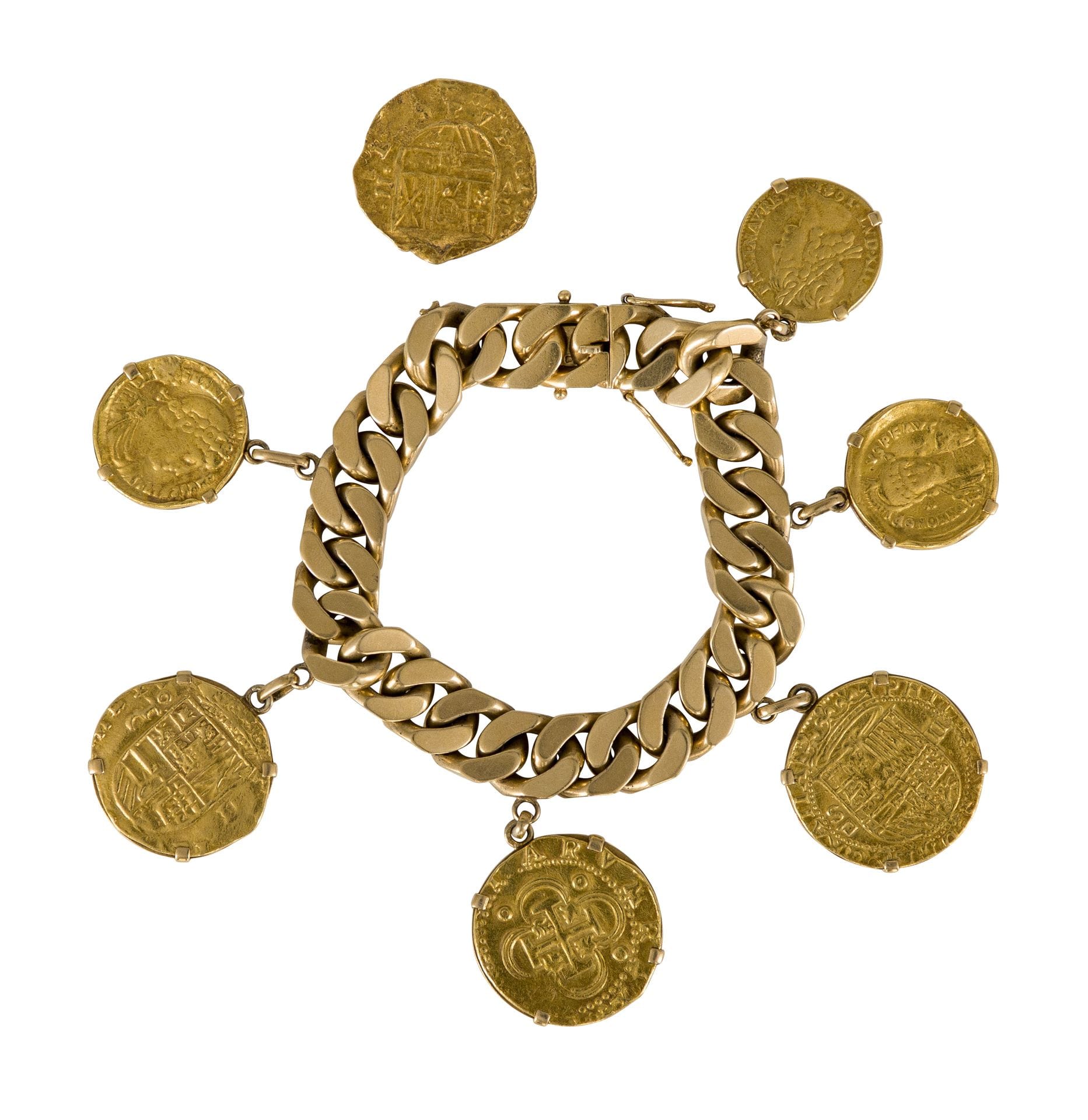 Bracelet gourmette en or 18K (750) retenant 6 pièces en or en pampilles. Travail français des années 1950. Longueur : 19,5 cm environ. Poids : 144,6 g (on joint une pièce en or 18K)