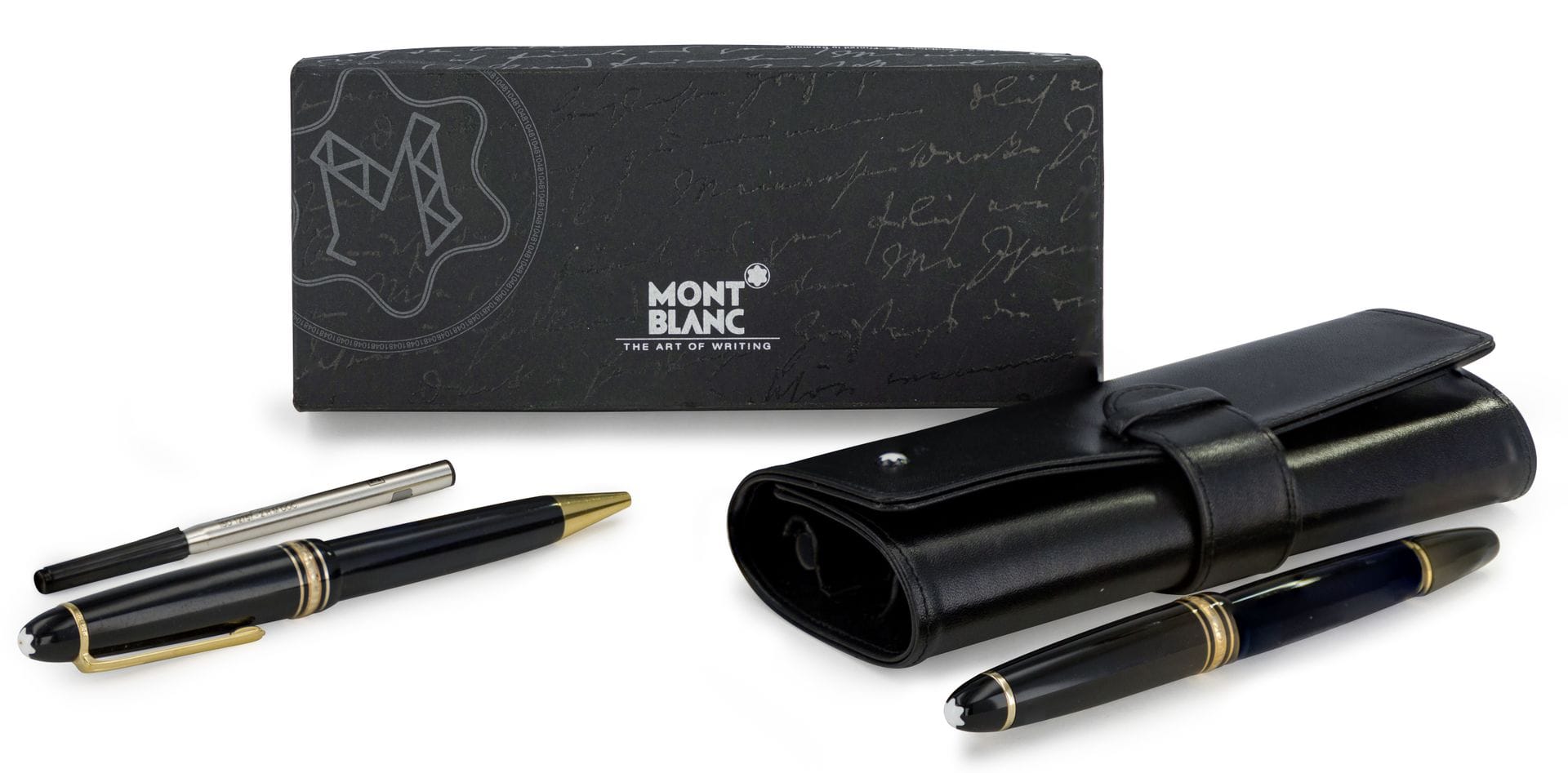 MONTBLANC 

Lot de deux stylos Meisterstuck en résine noire et métal doré comprenant un bille (et sa recharge) et un plume. Celui-ci accompagné de sa pochette en cuir noir, de sa boîte et de sa garantie.