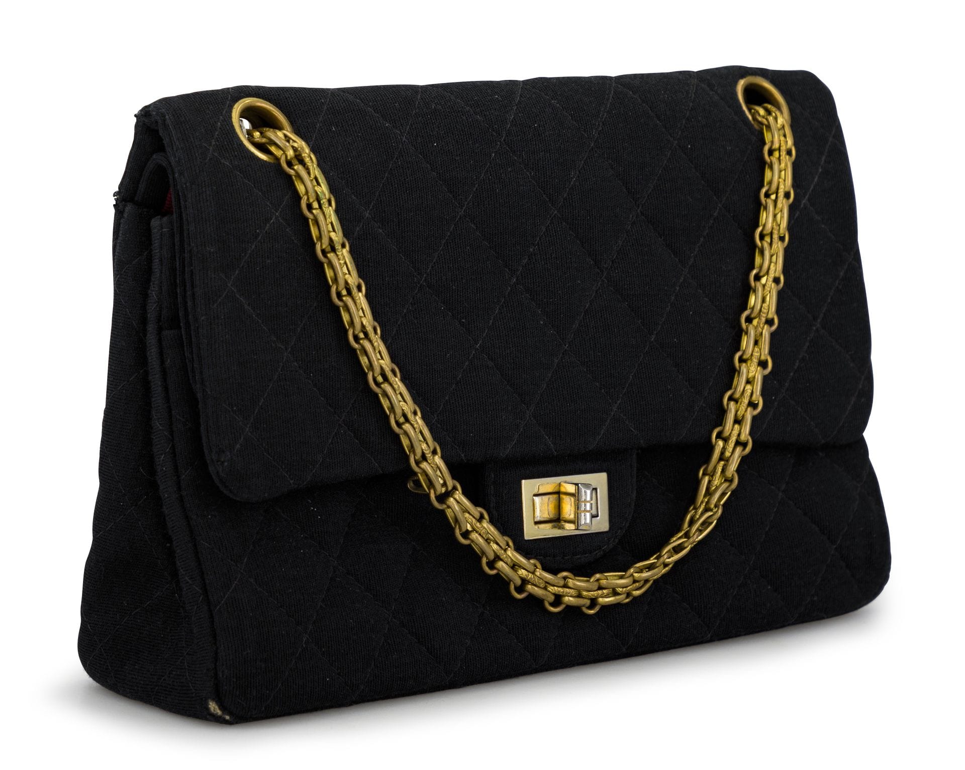 CHANEL. Sac 2.55 en jersey matelassé noir, chaîne et garniture en métal doré. Dimensions : 25 x 16,5 x 6,5 cm. (zip intérieur non d’origine, usures aux angles et bordures)