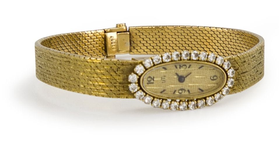UTI 

Montre bracelet de dame en or 18K (750), cadran ovale serti de diamants ronds de taille brillant, bracelet ruban en or 18K, mouvement mécanique. Signée et numérotée. Longueur : 16 cm environ. Poids brut : 28,7 g