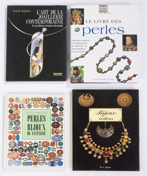 Lot de 4 livres illustrés : 

- Le livre des perles, Editions de la Martinière, 1995

- Claude MAZLOUM, L'Art de la Joaillerie contemporaine. Les meilleurs créateurs du monde. Gremese International s.r.l., Rome, 1993

- Janet COLES - Robert BUDWIG, Perles et bijoux de fantaisie, Editions Hatier, Paris, 1990

- M.L.NIGAM, Bijoux indiens, Media Serges, Paris, 1999      

(usures, décolorations)