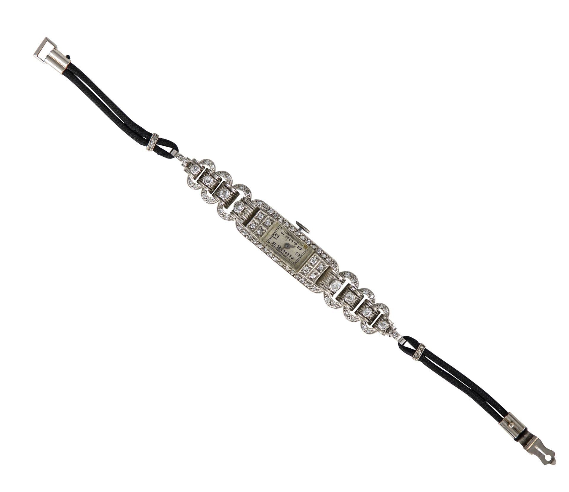 
Montre de dame en platine et or 18K (750) sertie de diamants de taille ancienne et taillés en roses, bracelet double queue de rat. Travail des années 1925. Poids brut : 19,2 g (mouvement à réviser)
