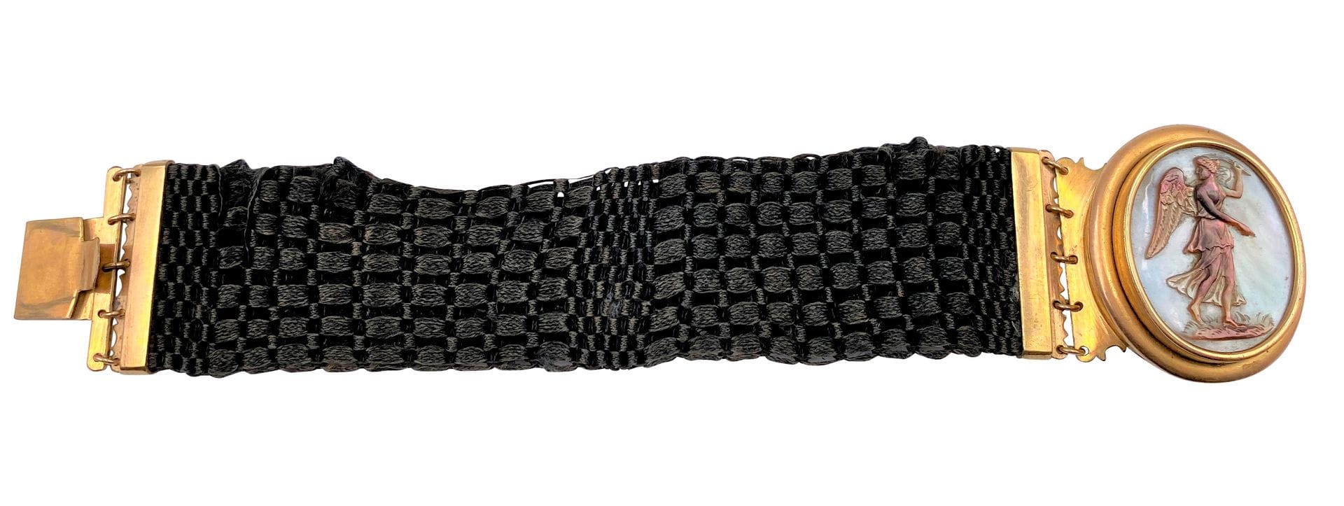 Bracelet en cheveux tressés, fermoir en métal doré orné d'un camée sur nacre sculpté d'une divinité ailée. Travail du XIXe siècle (accidents)