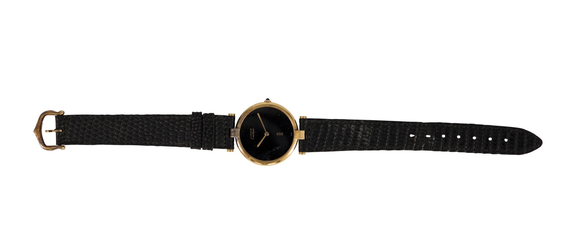Must de CARTIER. Vers 1990

N°17-022737

Montre bracelet en vermeil (925) modèle Vendôme, cadran noir, mouvement à quartz (pile non vérifiée), bracelet cuir boucle ardillon en métal doré.

Cadran, boîtier et mouvement signés.

Diamètre : 30 mm