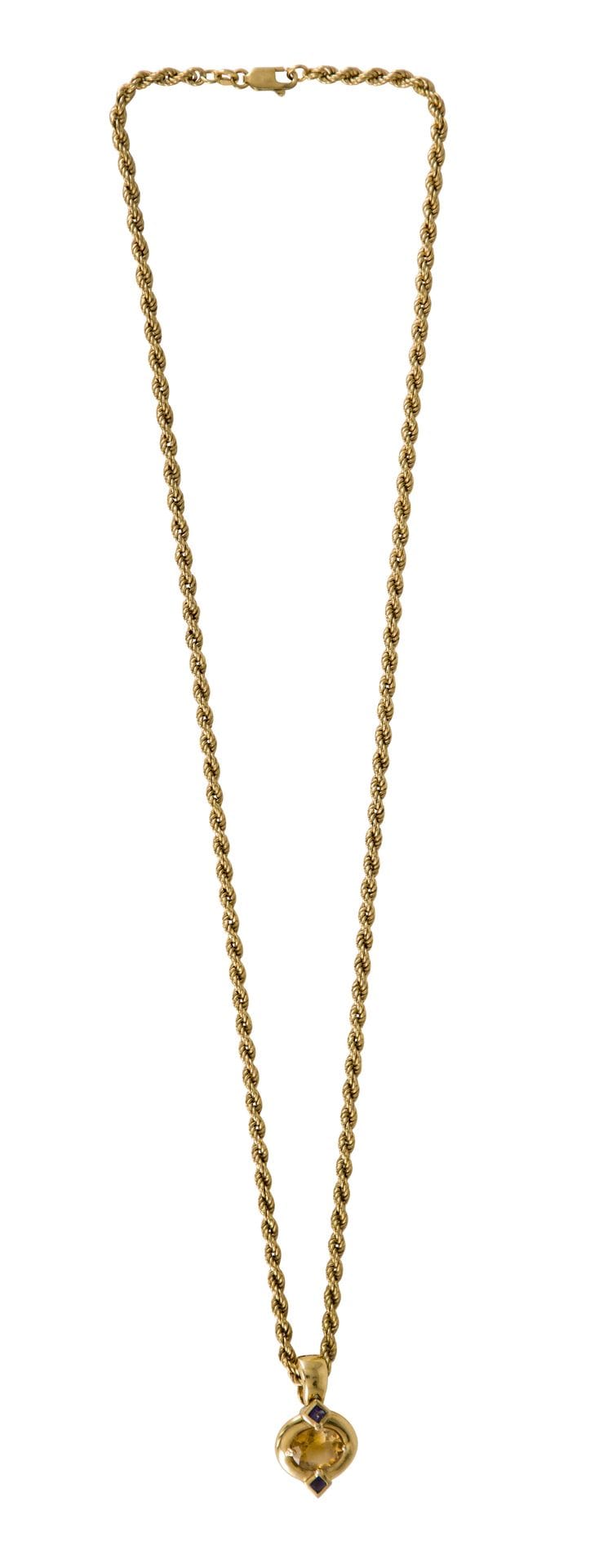 Collier torsadé en or 18K (750) retenant un pendentif en or 18K orné d'une citrine ovale et de deux pierres bleues calibrées. Longueur de la chaîne : 60 cm environ. Dimensions du pendentif : 3 x 1,8 cm environ. Poids brut : 18,7 g