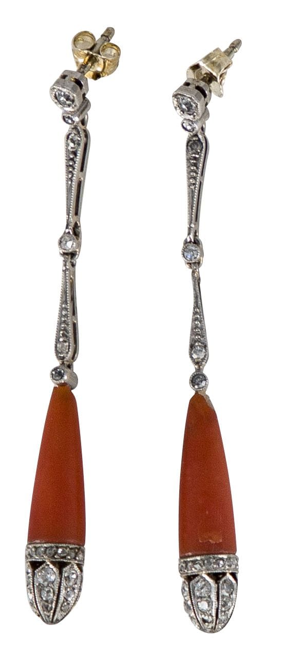 
Paire de pendants d'oreilles en or 18K (750) et patine , ornés de corail et de diamants ronds de taille ancienne et taillés en roses. Travail des années 1930. Hauteur : 5,5 cm environ. Poids brut : 5,7 g (accidents, restaurations)
