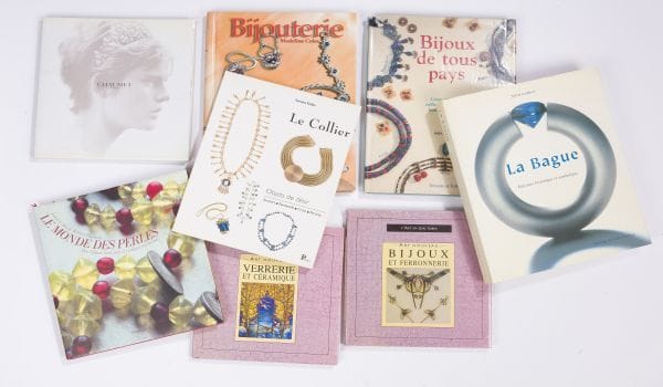 Lot de 8 livres :

- L'Art et son temps - Art Nouveau Verrerrie et céramique, MLP Editions, 1999

- L'Art et son temps - Art Nouveau Bijoux et ferronnerie, MLP Editions, 1999

- Sylvie Lambert, La bague - Parcours historique et symbolique, Editions du Collectionneur, 2000

- Sarah WHITERS, Bijoux de tous pays - Créer soi-même colliers, bracelets et boucles d'oreilles, Edition Larousse-Bordas, 1996

- Madeline COLES, Bijouterie - Réalisation étape par étape, Editions Eyrolles, 2000

- Soraya FEDER, Le collier Objet de désir, Editions Parangon, Paris, 2000

- Janet COLES & Robert BUDWIG, Le monde des perles - Des bijoux fantaisie à réaliser soi-même, éditions Flammarion, 1998

- Catalogue CHAUMET Paris                                               (usures, déchirures)
