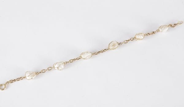 Bracelet en or 18K (750), orné de nacre.

Longueur : 21 cm environ.

Poids : 11,2 g