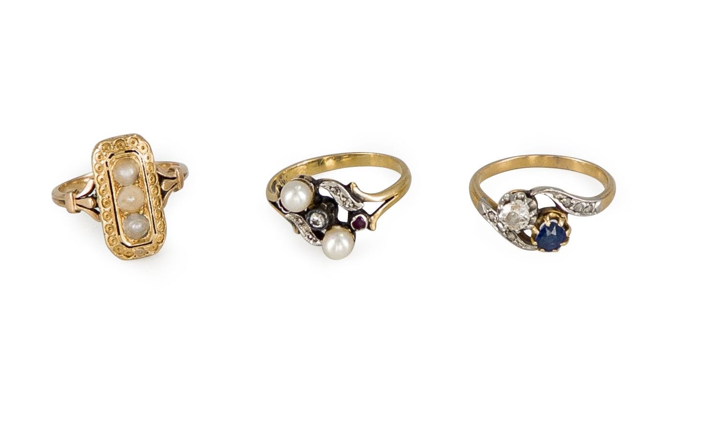 Lot de 3 bagues en or 18K (750) ornées de perles de culture et imitation, diamants, saphir et pierres de couleurs. Tour de doigt : 53 et 51. Poids brut : 9,8 g (manques, égrisures)