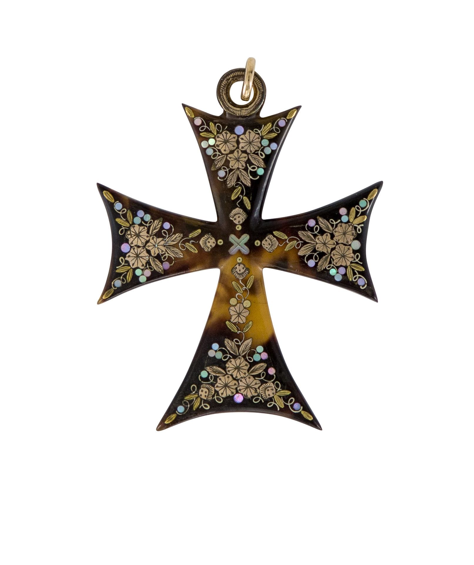 Croix pendentif en écaille piquetée de motifs floraux en or, de petites pastilles de nacre. Travail du XIXe siècle. Hauteur : 6 cm environ (manque)