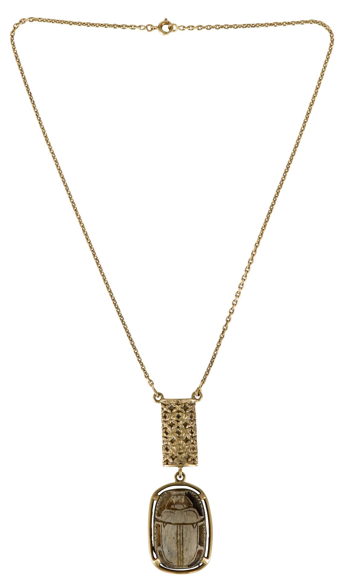 Collier en or 18K (750) retenant un scarabée en pierre dure, le revers gravé de hiéroglyphes. Hauteur du motif : 3,2 cm environ. Poids brut : 21,4 g