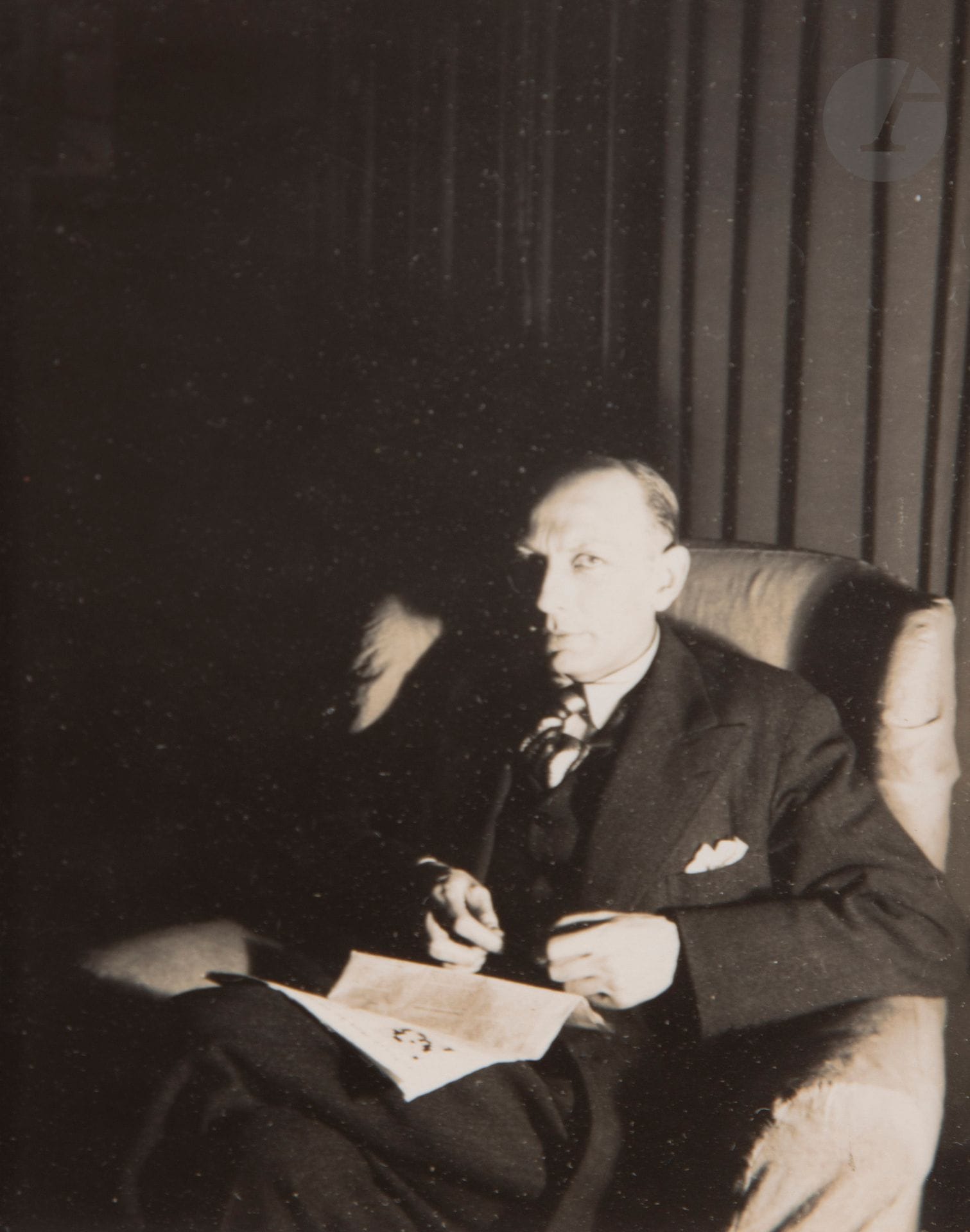 Claude Cahun (Lucy Schwob, dite) (1894-1954)
Henri Michaux, 1937. 
Épreuve argentique d’époque sur papier Velox. 
Image: 10,1x7,5cm 
Feuille: 10,8x8,1cm - cadre

Provenance:
Ancienne collection Claude Givaudan, Paris-Genève.

Exposition:
- Claude Cahun Photographe 1894-1954, Musée d’art moderne de la Ville de Paris, 23 juin - 17 septembre 1995. 
- Claude Cahun, Jeu de Paume, Paris, 24 mai - 25 septembre 2011/ Centre de la Imatge, Virreina (Barcelone), 27octobre 2011 - 29 janvier 2012 /Art Institute, Chicago, 25 février - 3 juin 2012. 

Bibliographie:
- François Leperlier, Claude Cahun, l’écart et la métamorphose, Paris, Jean-Michel Place, 1992, p. 259.
- Claude Cahun. Photographie, Paris, Jean-Michel Place, 1995, p. 160.
- Dirk Snauwaert et alii, Claude Cahun Bilder, Munich, Schirmer-Mosel, 1997, p. 136.