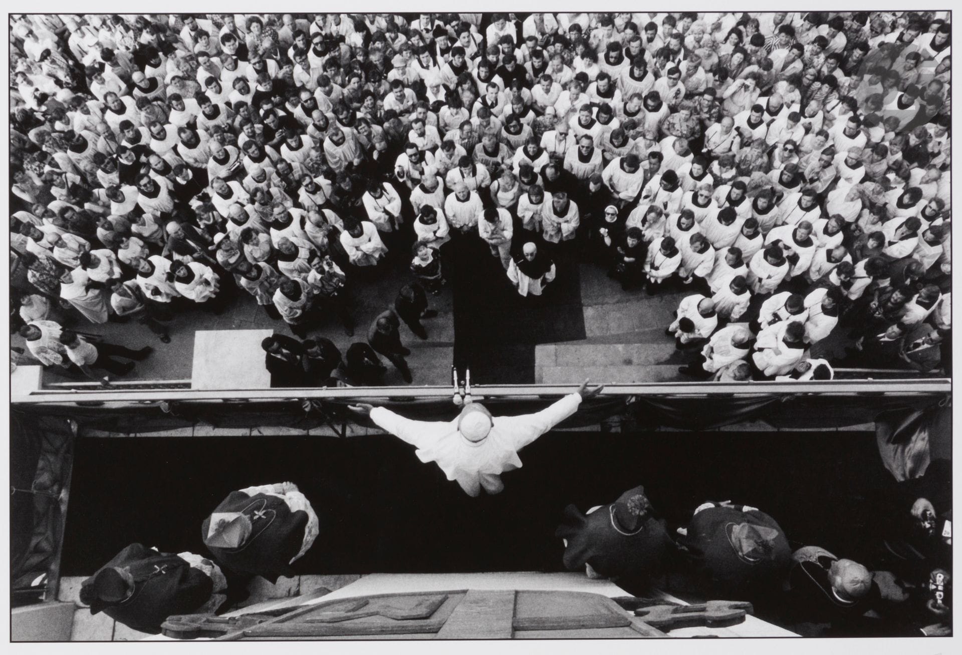 
Jean-Claude Francolon (1944) 

Jean-Paul II à Cracovie. Pologne, c. 1980. 

Épreuve pigmentaire signée, datée, annotée «E. A.» et légendée au crayon: «Pope John Paul II contacted Mgr Lustiger because he wanted this picture in his office in Vatican» dans la marge en bas. Signature, légende et dates au crayon au verso. L’oeuvre est accompagnée d’une légende autographe de Jean-Claude Francolon racontant l’histoire de sa photographie.

Image: 26,7x40cm

Feuille: 40x50cm



Vente au profit de l’association ACT & HELP - lots 1 à 49
