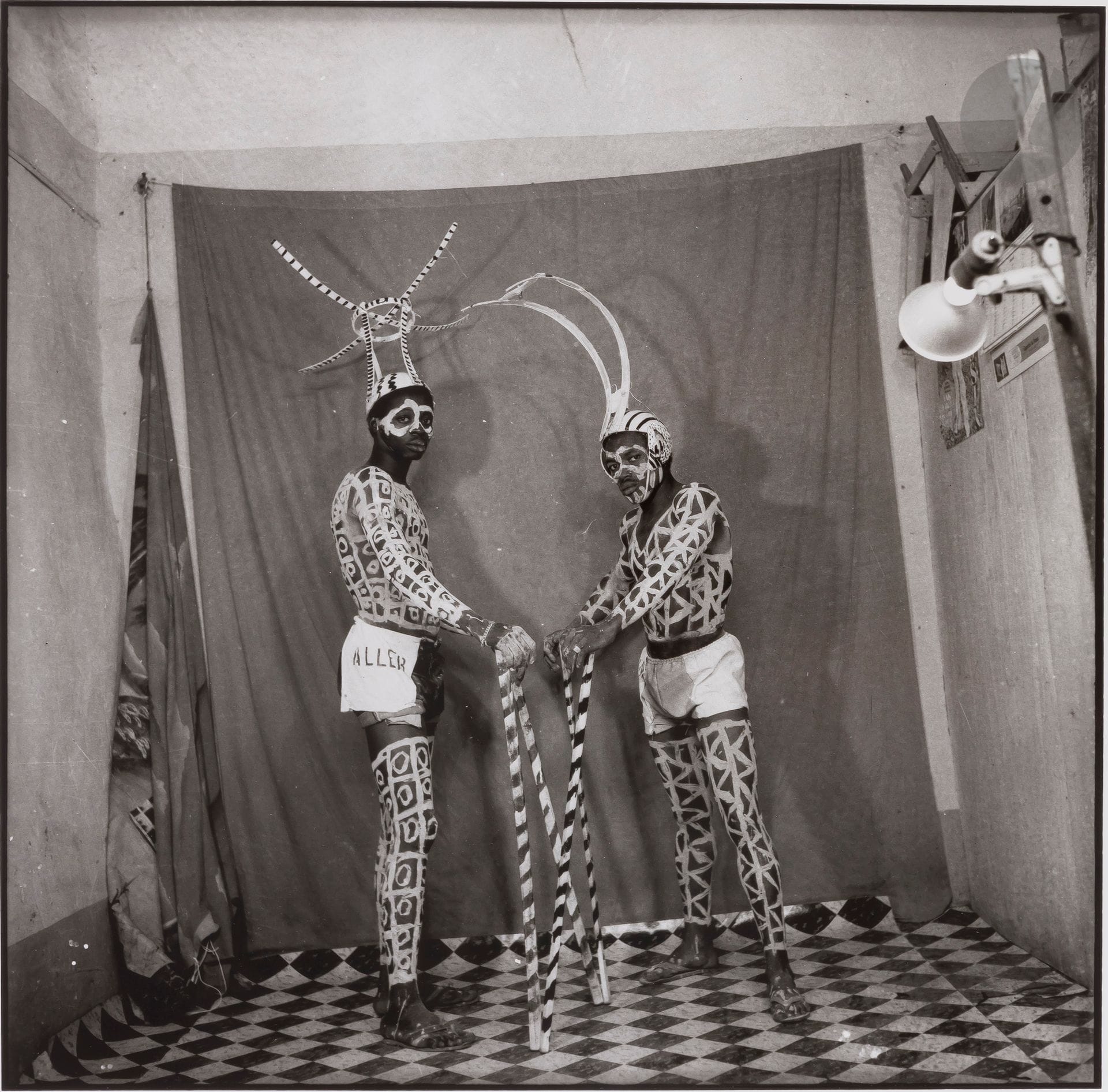 
Sanlé Sory (1943) 

Les Dodos. Bobo-Dioulasso. Burkina Faso, 1970. 

Épreuve pigmentaire (2018), signée et datée au crayon au verso. Épreuve d’artiste (AP) d’une édition de 8 exemplaires. Un certificat d’authenticité accompagne l’œuvre. 

Image: 35,7x35,7cm 

Feuille: 50,3x40,4cm



Studios africains, une collection particulière - N° 293 à 329.
