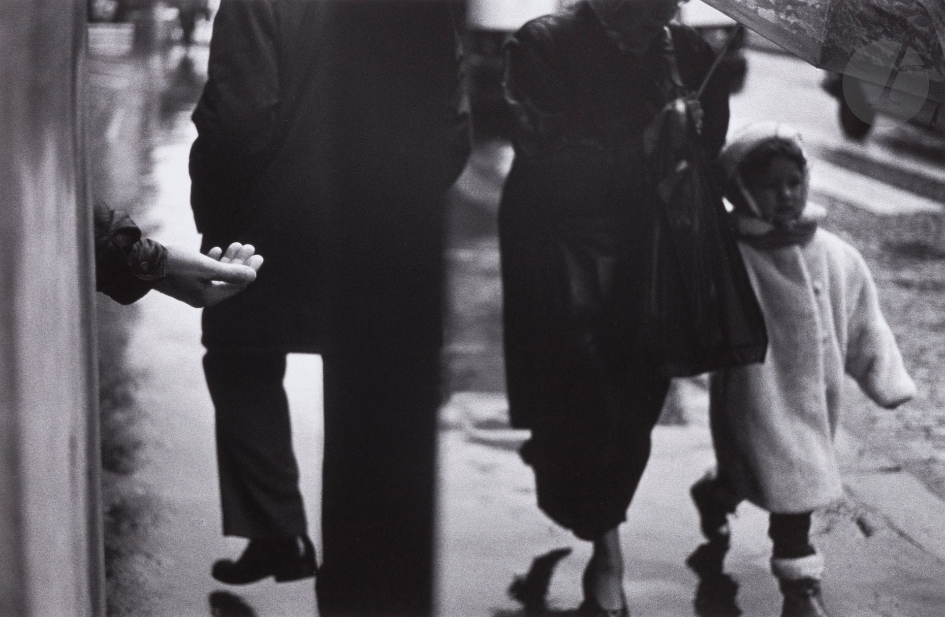 Louis Stettner (1922-2016) 
Rue d’Amsterdam, février 1998. 
Épreuve argentique (c. 1990), signée, datée, dédicacée et numérotée à 6 exemplaires au crayon au verso. Timbre sec du photographe dans la marge en bas à droite. 
Image: 29,8x44,5cm 
Feuille: 39x49,8cm
