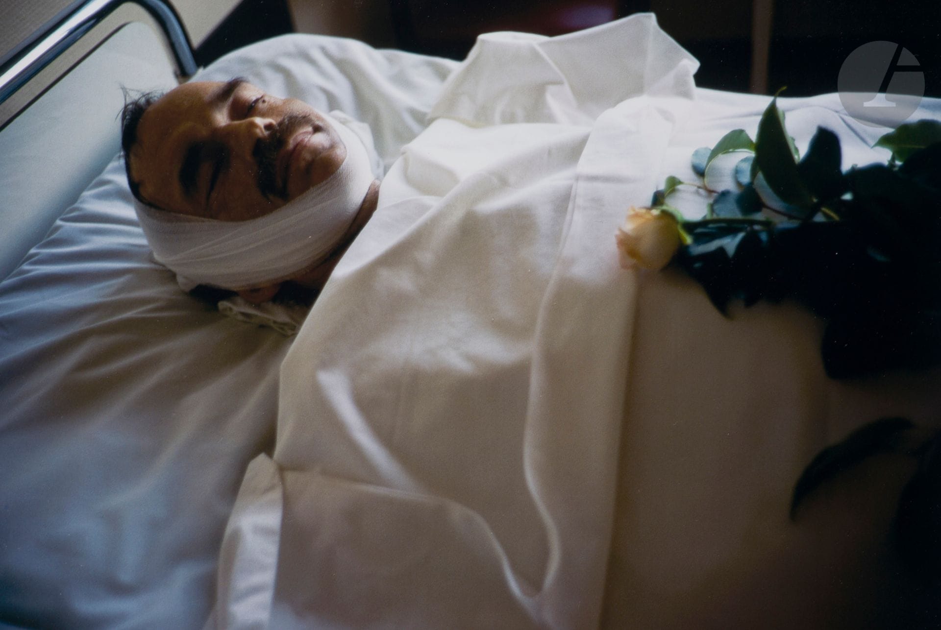 Nan Goldin (1953) 
Alf Bold Dead (Série Alf and Fritz Volcano). Berlin, 18 août 1993. 
Cibachrome (1998), signé, titré, daté et numéroté à 60 exemplaires au verso. 
Image: 31x46cm 
Feuille: 39,5x50cm - cadre