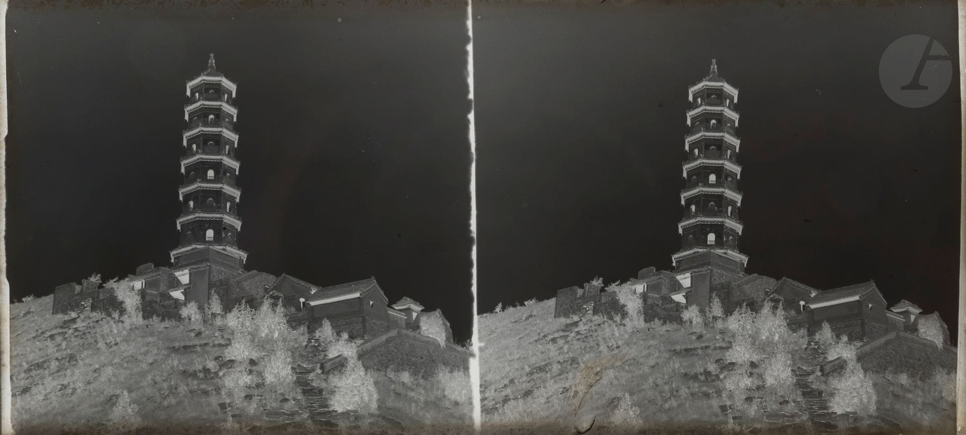 Unidentified photographerChina
. Yemen. Turkey. Algeria, c. 1900.
Beijing. Forbidden City. Summer Palace. Carved bookbinding scenes. Tientsin. Peïho. Agricultural works. Markets. Floating wood. Burial. Shan-Hai-Kouan. Theater. Fortifications. Soldiers. Temple bell. Manchuria. Great Wall. Aden. Port. Crocodiles. Dardanelles. Bosphorus. Water carrier. Soldiers. Algiers. Encampment. Cemetery. Marseille.
Approximately 190 positive and negative stereoscopic glass plates with gelatin silver bromide, preserved in their original boxes. Some handwritten annotations on the boxes.
Average size: 6x13cm



