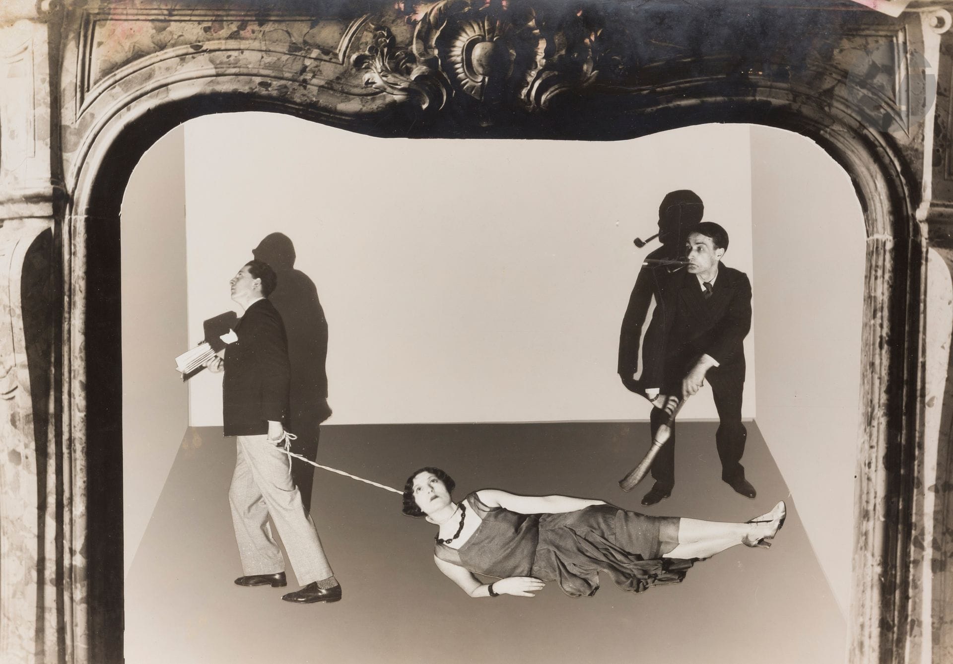 Antonin Artaud (1896-1948) - Eli Lotar (1905-1969) 
Photomontage pour le livret Le Théâtre Alfred Jarry et l’hostilité publique [Roger Vitrac, Josette Lusson et Antonin Artaud], c. 1929-1930. 
Collage composé d’une épreuve argentique d’époque et figurines découpées et contrecollées. Indications de recadrage au crayon au verso. 
43,5x59,7cm - cadre 

Exposition: 
La Subversion des images. Surréalisme Photographie Film, Centre Georges Pompidou, Paris, 23 septembre 2009 - 11 janvier 2010. 

Bibliographie: 
- Antonin Artaud, Roger Vitrac, Le Théâtre Alfred Jarry et l’hostilité publique, Paris, s. n., 1930.
- «The Alfred Jarry Theater: A Portfolio of Photographs» in Theater, volume 9, n°3, été 1978. 
- Annick Lionel-Marie - Alain Sayag, Eli Lotar, «Le singulier concours apporté au Théâtre Alfred-Jarry», Paris, Éditions du Centre Pompidou, 1993, pp. 90 et 93. 
- Quentin Bajac et divers, La Subversion des images. Surréalisme Photographie Film, Paris, Centre Georges Pompidou, 2009, pp. 63, 64 (détails) et 100. 

En 1925, Antonin Artaud et Roger Vitrac créent le Théâtre Alfred-Jarry après leur scission avec le groupe surréaliste d’André Breton. Ils produisent ensemble un livret-manifeste composé de neuf photomontages d’Eli Lotar à partir de silhouettes d’Antonin Artaud, Roger Vitrac et de l’actrice Josette Lusson.