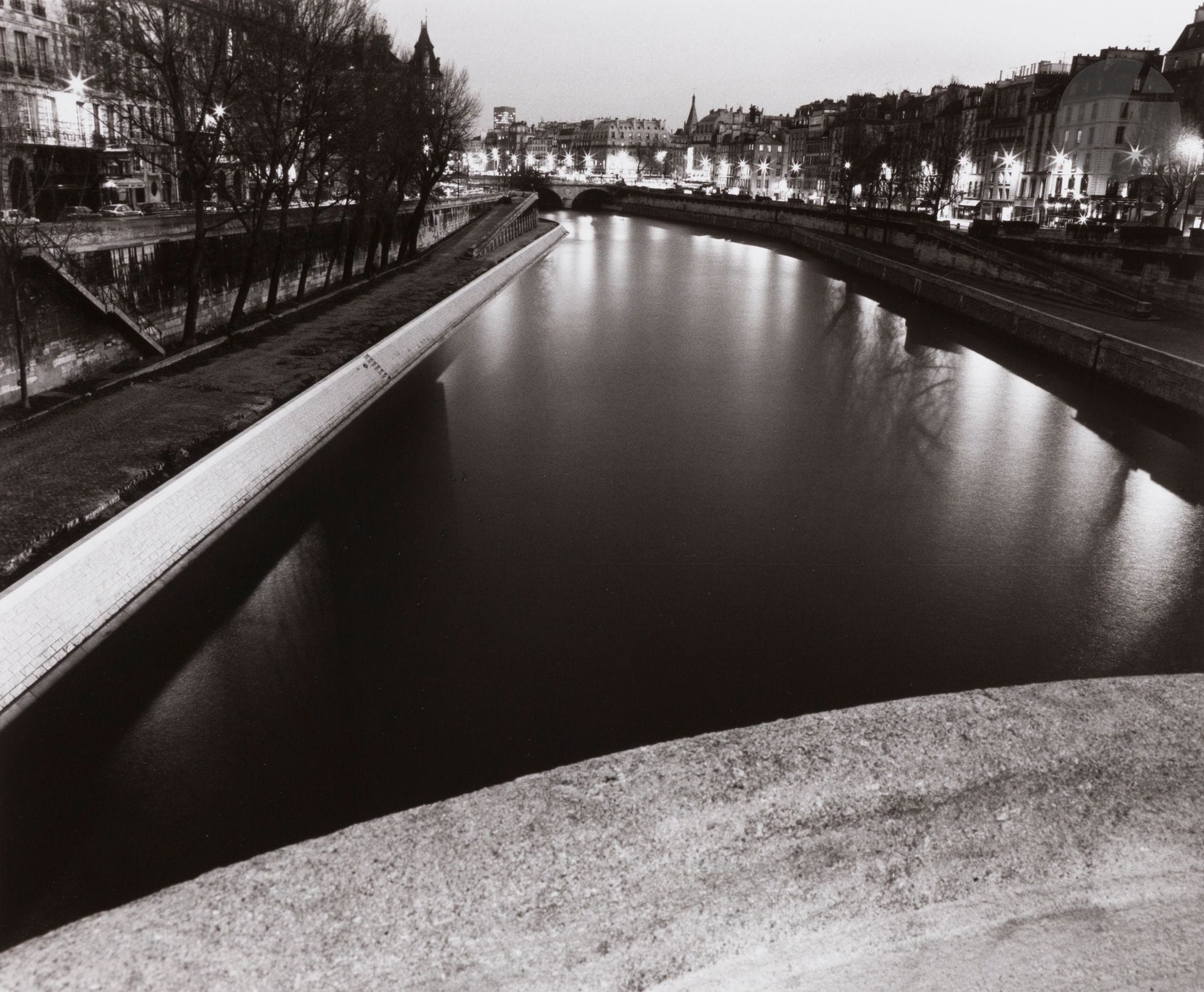 Louis Stettner (1922-2016) 
La Seine depuis le pont Neuf. Paris, 1991. 
Épreuve argentique d’époque sur papier Agfa, signée, dédicacée et datée au crayon au verso. 
Image: 23x29,5cm 
Feuille: 29x36,5cm