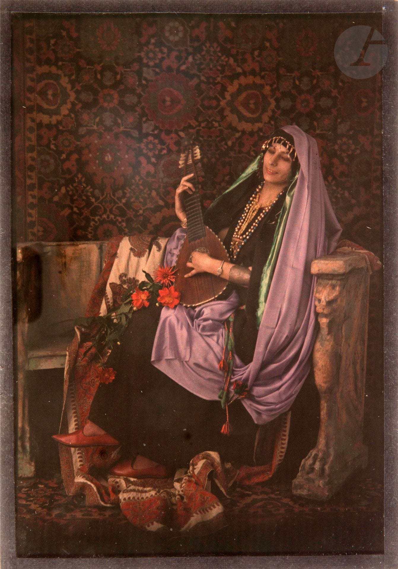 Henry-René d’Allemagne (1863-1950) et divers
Jeune femme portant des vêtements et des bijoux persans, c. 1910.
Deux (2) autochromes.
Format moyen: 13x18cm
