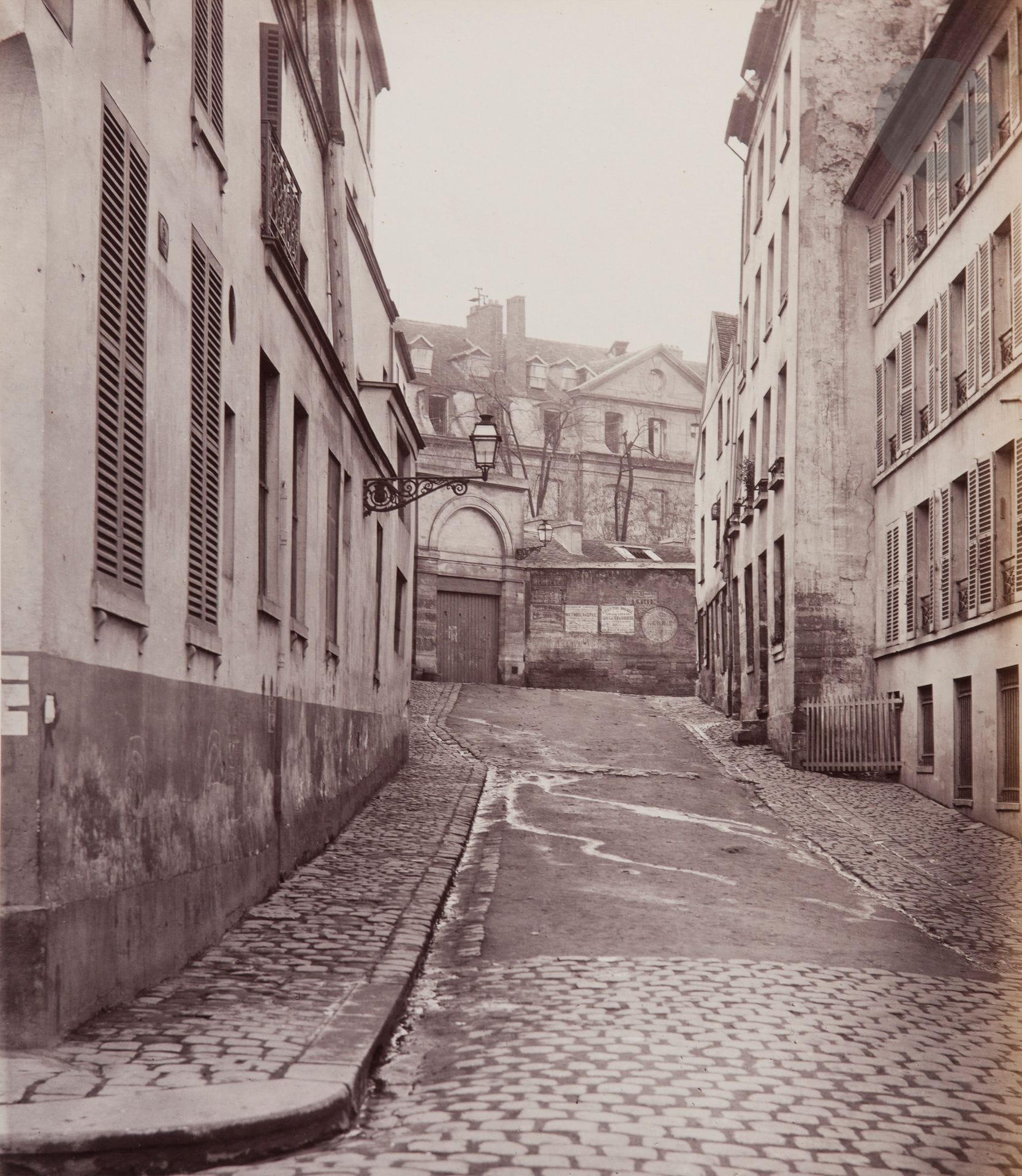 Charles Marville (1816-1879) 
Rue Clopin (de la rue des Fossés St Victor). Paris, 1865-1868. 
Épreuve sur papier albuminé, d’après négatif verre au collodion, contrecollée sur carton. Timbre sec du photographe et légende manuscrite au crayon sur le montage en bas. 
30,8x26,5cm

Une épreuve similaire est conservée dans les collections du Musée Carnavalet. 
La rue Clopin est l’actuelle rue Jacques-Henri-Lartigue dans le 5e arrondissement de Paris.