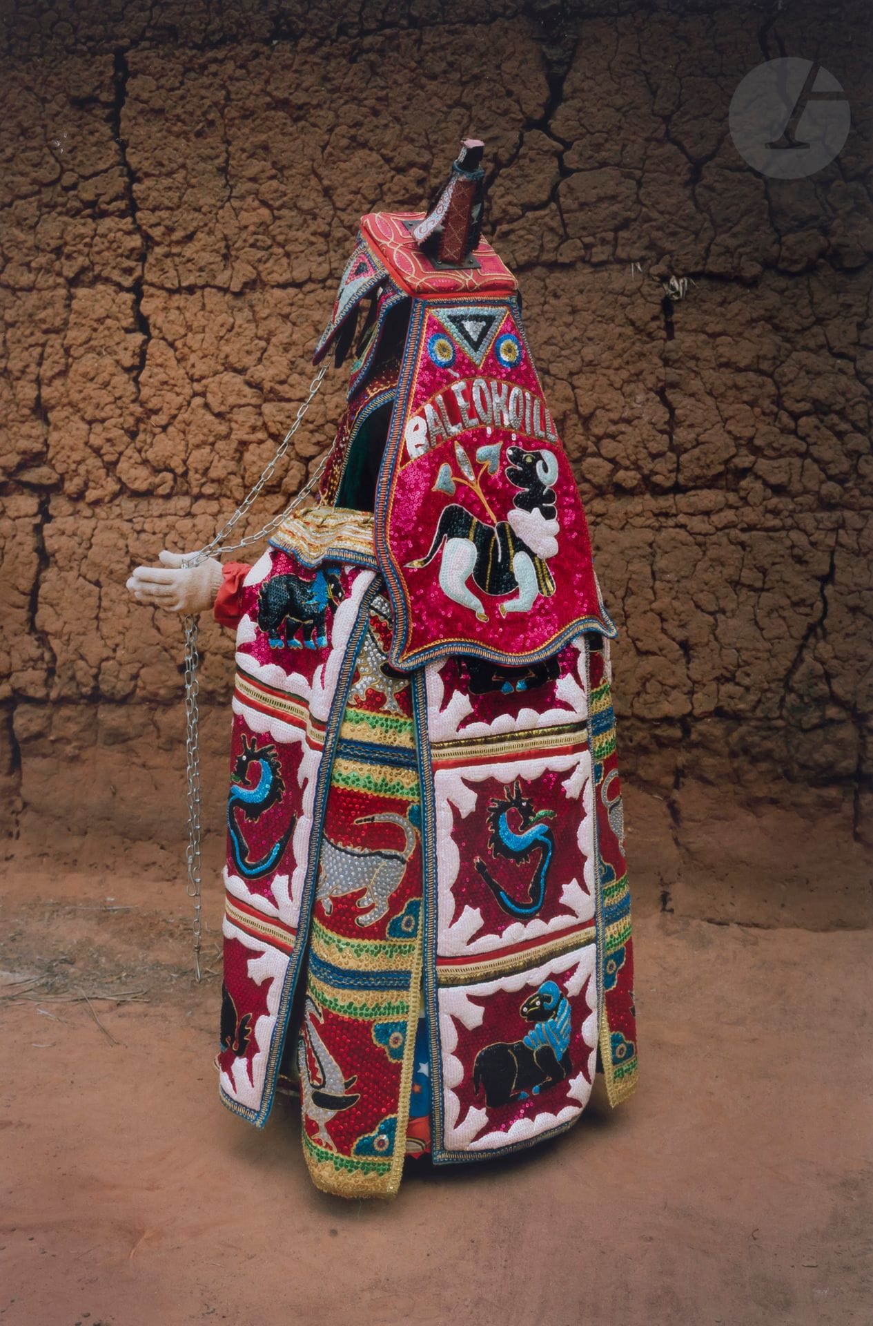 
Leonce Raphael Agbodjelou (1965) 

Série Egungun. Porto Novo. Bénin, 2011-2012.

Épreuve chromogénique, signée avec le tampon du photographe au verso.  

Image: 36x24cm 

Feuille: 40x28cm



Studios africains, une collection particulière - N° 293 à 329.