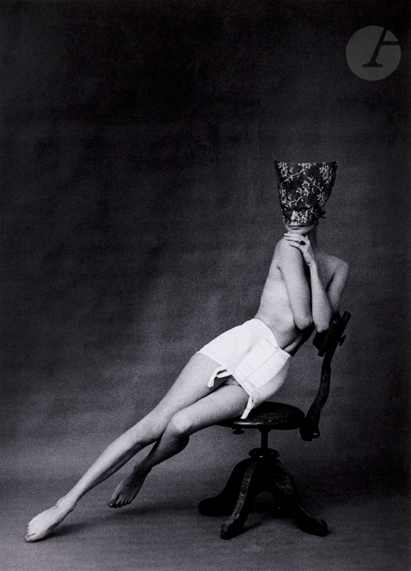 Frank Horvat (1928 - 2020) 
Ad for Chantelle lingerie. Paris, 1958. 
Épreuve pigmentaire (2012), signée et numérotée à 30 exemplaires à l’encre dans la marge inférieure. Signature du photographe, titre, dates de prise de vue et de tirage, annotations manuscrites «printed by myself» au verso. 
Image: 50x36cm 
Feuille: 59x42cm