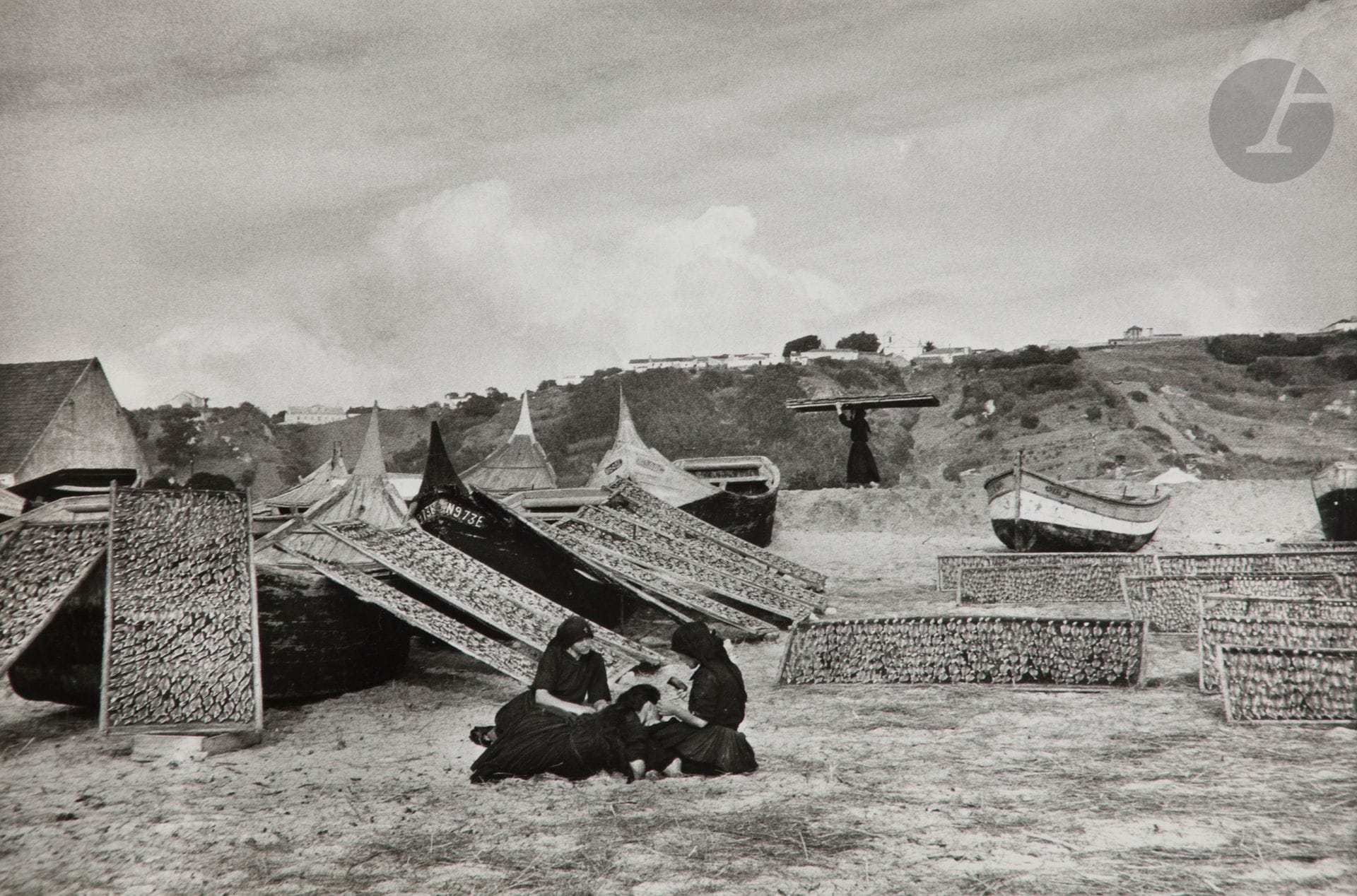 Édouard Boubat (1923-1999)
Nazaré [séchage de poissons]. Portugal, 1956. 
Épreuve argentique (c. 1960). Tampon «Edouard Boubat» et titre manuscrit au crayon au verso. 
23,5x35cm - cadre