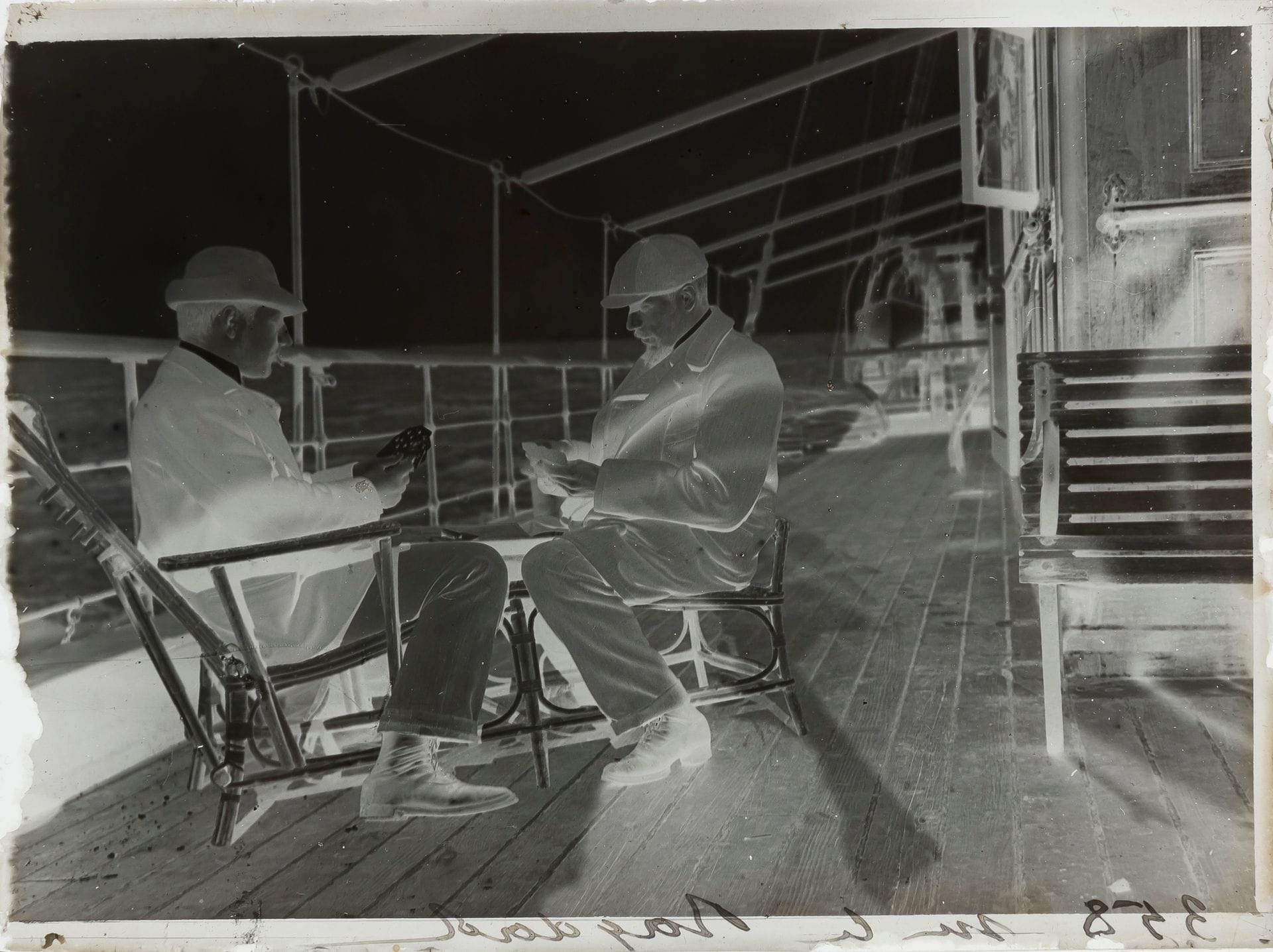 Henry-René d’Allemagne (1863-1950) - Jacques Bizot - Jean Vinchon et divers
Voyages d’Henry-René d’Allemagne, 1898-1907.
Iran. Ispahan. Palais de Tchehel-Sotoun. Djoulfa. Ancien Palais du Gouverneur. Place Naghch-e Djahan. Médersa. Caravansérail de Mader-é-Chah. Palais de Tchehel-Sotoun. Quarante colonnes. Téhéran. Porte Gulahek. Khalé-Mamet. À bord du Bagdad et du Samsom. Partie de cartes avec Henry d’Allemagne sur le pont du bateau. Qom. Kaffre. Kashan. Semnan. Ashgabat. Shahroud. Deh Molla. Damghan. Ali Abad. Goutchan. Machhad. Fortifications. Cimetière. Deh-e Namak. Lasguird. Abdul Abad. Shérif-Abad. Krasnovodsk. Achgabat. Gowdan. Douane russe. Nishapur. Un Qahveh Khaneh présentant des peintures murales. Badj Guiran. Imam Gouli. Famille Volkovnikov. Sultanabad. Aliyak. Mashkan. Caravansérail. Contretypes de photographies acquises au cours des voyages d’Henry-René d’Allemagne (certainement d’Antoine Sévruguin). Saman. Bakhtiari. Nomades. Guèbres. Nadjaf-Âbâd. Hadji Arabi. Shoureckjian. Palais du Serdare. Sabzevar. Mezinan. Kheyrabad.
Environ 620 plaques de verre négatives au gélatino-bromure d’argent, conservées dans 51 boîtes d’époque et environ 120 plaques de verre stéréoscopiques au gélatino-bromure d’argent, conservées dans 16 boîtes d’époque. Étiquettes et annotations manuscrites sur les boîtes. Numérotation et légendes à l’encre sur les plaques. Nombreux masques en papier et gouache sur les plaques.
Formats des plaques: de 4,5x5,5 à 9x12cm
Format des vues stéréoscopiques: 7x13cm