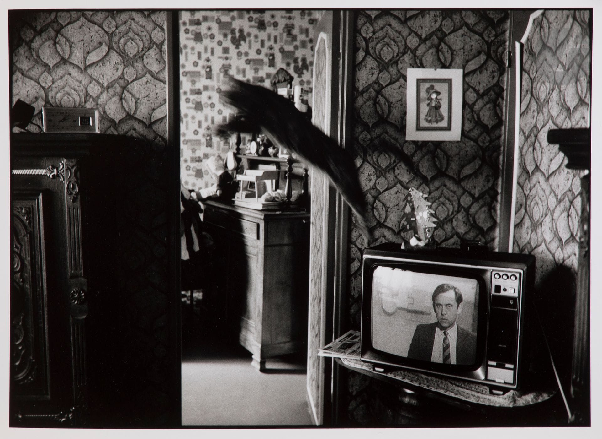 Marie-Paule Nègre (1950) 
Série Contes des temps modernes ou la misère ordinaire. Villefranche-sur-Saône, 1988. 
Épreuve argentique d’époque, signée à l’encre dans la marge en bas à droite. Tampon de la photographe au verso. 
Image: 24x36cm 
Feuille: 30,3x40,6cm