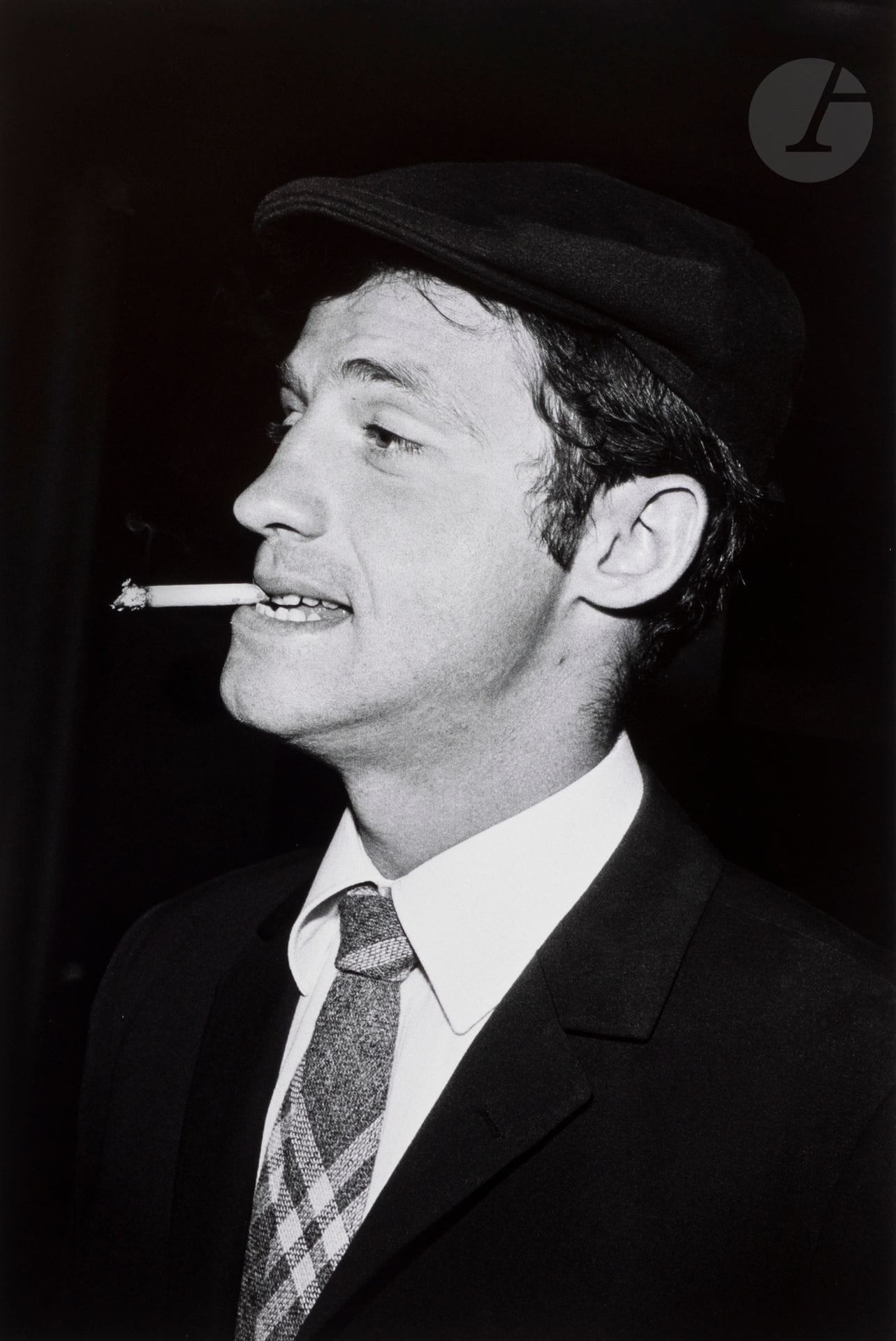 
Hugues Vassal (1933) 

Jean-Paul Belmondo lors de la sortie du film L’Homme de Rio de Philippe de Broca. Rome, 1964. 

Épreuve pigmentaire, signée, titrée et datée au crayon au verso.

Image: 44,7x30cm

Feuille: 57,8x43cm



Vente au profit de l’association ACT & HELP - lots 1 à 49
