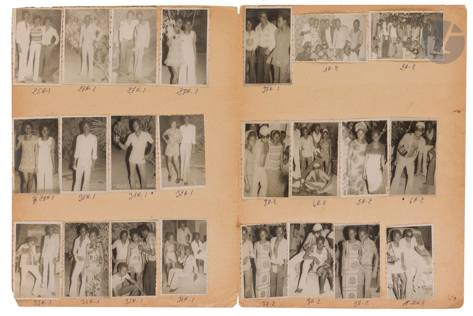 
Malick Sidibé (1936-2016)

Bamako. Mali, 1973.

Départ Yaya Diawara. 

Chemise composée de 23 épreuves argentiques d’époque, contrecollées sur une double page. Titre, date et annotations manuscrites sur la chemise. 

Format moyen des épreuves: 8,2x5,2cm



Studios africains, une collection particulière - N° 293 à 329.
