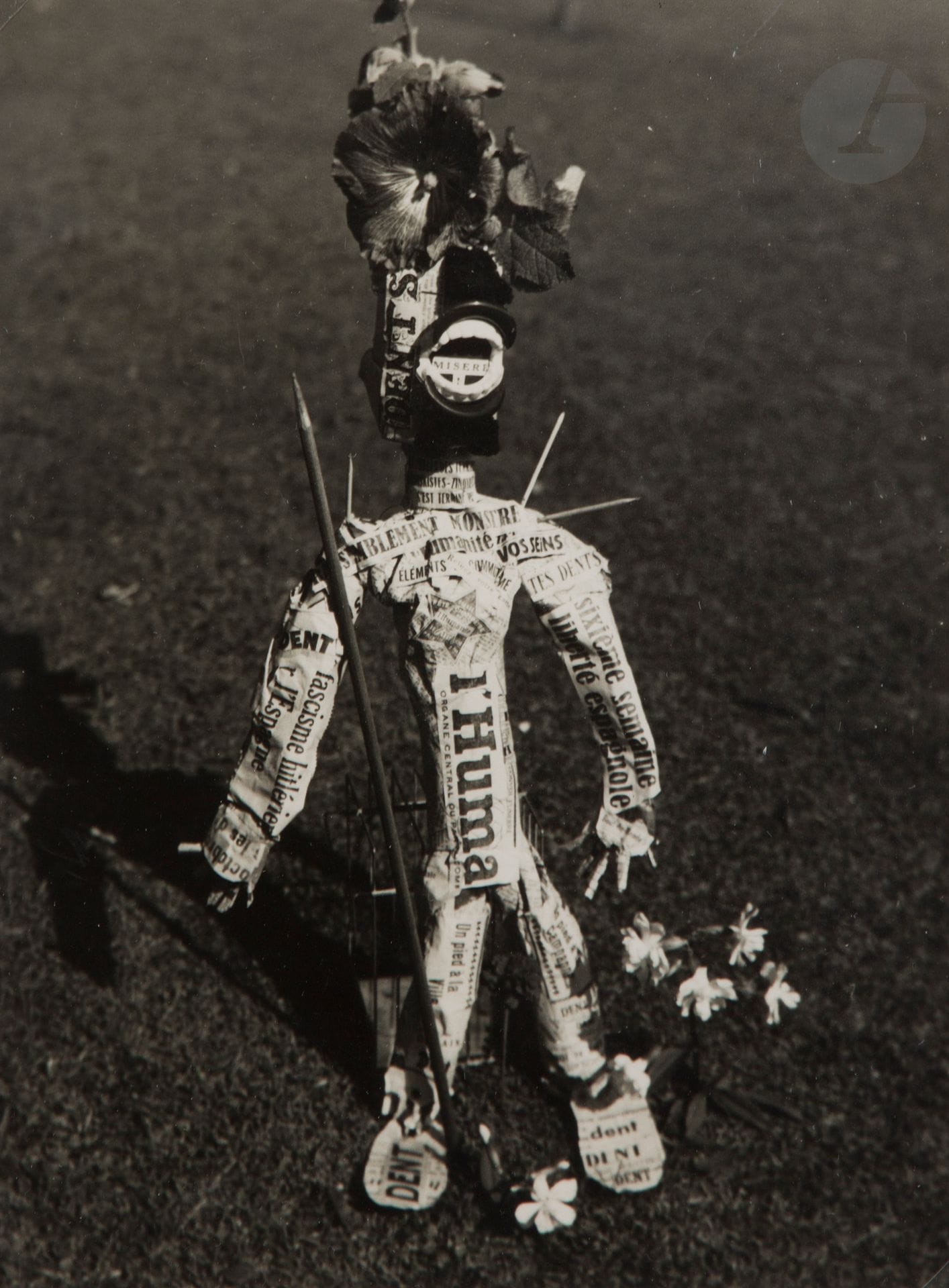 Claude Cahun (Lucy Schwob, dite) (1894-1954)
Prends un petit bâton pointu [Poupée]. Jersey, septembre 1936. 
Épreuve argentique d’époque, signée, titrée et datée à l’encre au verso.
19,5x15cm - cadre

Provenance:
- Ancienne collection Claude Givaudan, Paris-Genève.
- Galerie Berggruen, Paris.

Expositions:
- Claude Cahun Photographe 1894-1954, Musée d’art moderne de la Ville de Paris, 23 juin - 17 septembre 1995.
- Le Rêve d’une ville: Nantes et le Surréalisme, Musée d’arts de Nantes, 17 décembre 1994 - 2 avril 1995.
- Claude Cahun. Selbstdarstellungen, Neue Pincotek, Munich, 16 juillet - 28 septembre 1997.
- Robert Miller Gallery, New York - Février-mars 2000. 
- Sabine Knust, Munich, décembre 2000 - Janvier 2001. 
- Surreale Dinge (Surreal Objects), Schirn Kunsthalle, Francfort, février - mai 2011.
- Faces, Onassis Art Center, Athènes, 3 avril - 1er juillet 2012. 
- Claude Cahun, les mises en scène d’objets, Galerie de France, Paris, mars - avril 2013.
- Charlie Chaplin dans l’œil des avant-gardes, Musée d’arts de Nantes, 18 octobre 2019 - 3 février 2020.
- The Muses of Montparnasse, Musée Pouchkine, Moscou, 15 juillet - 3 octobre 2021.

Bibliographie:
- Claude Cahun, Photographe, Paris, Musée d’Art Moderne de la Ville de Paris/Jean-Michel Place, 1995, p. 150.
- Dirk Snauwaert et alii, Claude Cahun Bilder, Munich, Schirmer-Mosel, 1997, p. 149.