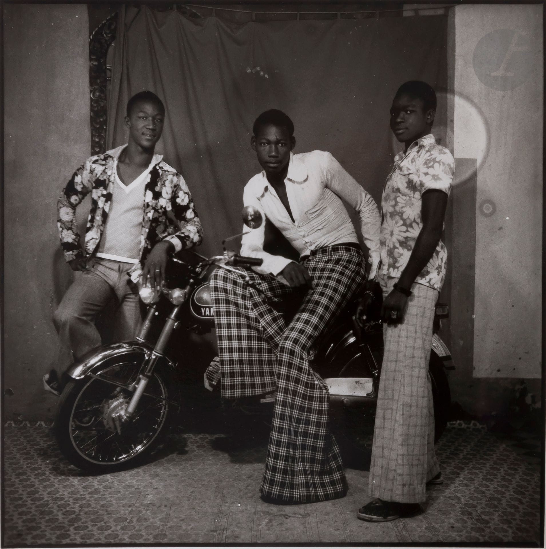 
Sanlé Sory (1943) 

Moto bas 50. Bobo-Dioulasso. Burkina Faso, 1976.

Épreuve argentique (2017), signée et datée au crayon au verso. 

Image: 20x20cm 

Feuille: 30,2x24cm



Studios africains, une collection particulière - N° 293 à 329.
