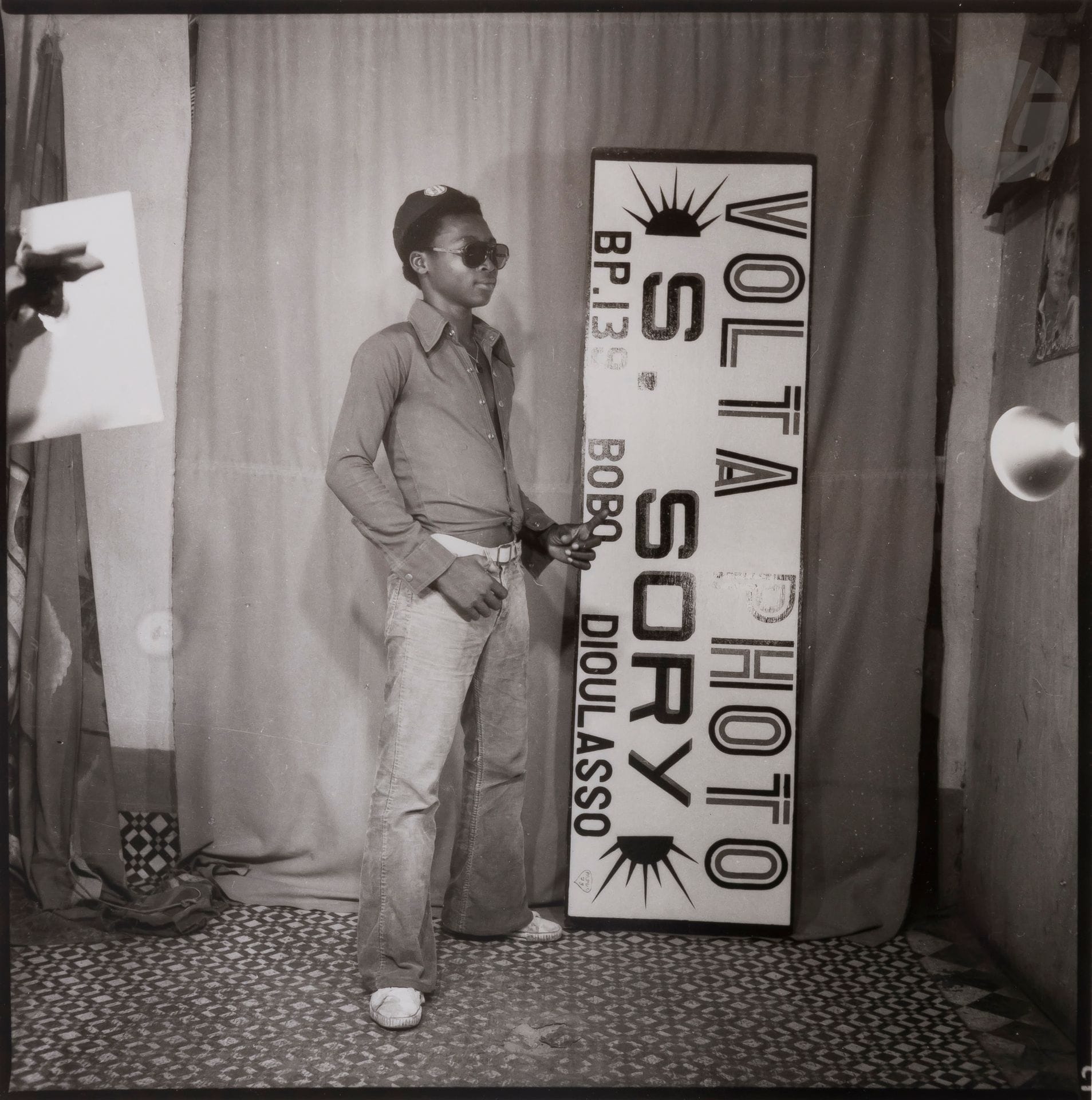 
Sanlé Sory (1943) 

Young man with the Volta Photo sign. Bobo-Dioulasso. Burkina Faso, c. 1975. 

Silver print (c. 2015), signed in ink in the lower margin. 

Image: 20,5x20,4cm 

Sheet: 30,4x23,8cm



African Studios, a private collection - No. 293 to 329.
