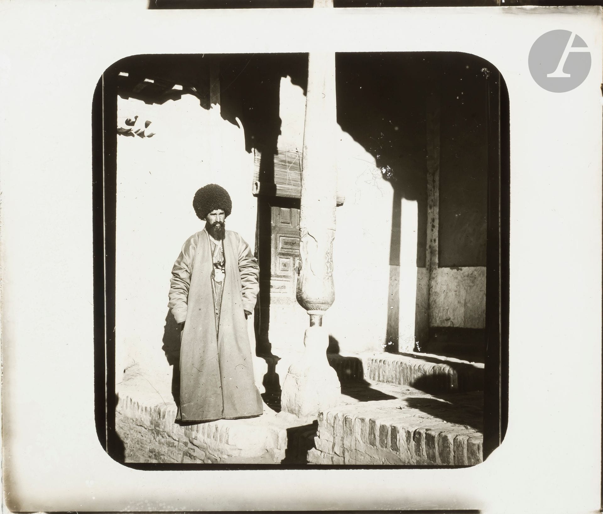 Henry-René d’Allemagne (1863-1950) et divers
Voyages d’Henry-René d’Allemagne, 1898-1907.
Iran. Ispahan. Minaret de la Mosquée Royale. Cour d’une maison persane. Ardabil. Porte de la vieille mosquée. Koum. Cour de la Grande Mosquée. Tombeau de Fatima. Mosquée de la Medresseh Shah Sultan Husein. Pavillon des Huit Paradis. Kerman. Mosquée de Mimeh Oullah. Rey. Mosquée de Shahzadeh-Abdul-Azim. Samarcande.
77 plaques de verre positives au gélatino-bromure d’argent conservées dans cinq boîtes d’époque. Quelques annotations manuscrites sur les boîtes ou sur des étiquettes collées sur les plaques.
Formats: de 8x8 et 8,5x10cm