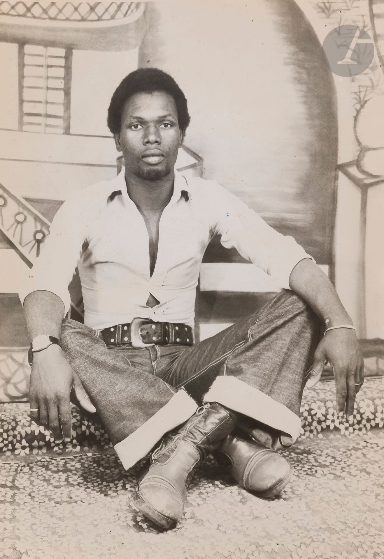 
Malick Sidibé (1936-2016)
Bamako. Mali, 1977.
Young man seated.
Silver print from the period. Stamp "Studio - Malick - Rue 30x19 - Bagadadji - Bamako" and date on reverse.
17,3x12,2cm with margins


African studios, a private collection - N° 293 to 329.
